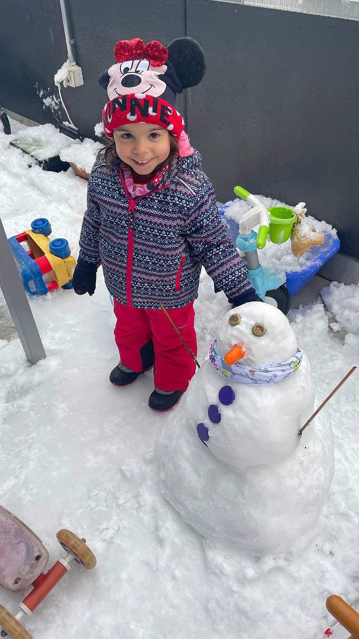 Cindy a rejoint le concours — aidez-le/la à gagner de superbes lots ! baby_toddler_clothing, child, event, freezing, fun, glove, happy, hat, headwear, holiday, joy, leisure, person, playing_in_the_snow, recreation, slope, smile, snapshot, snow, snowman