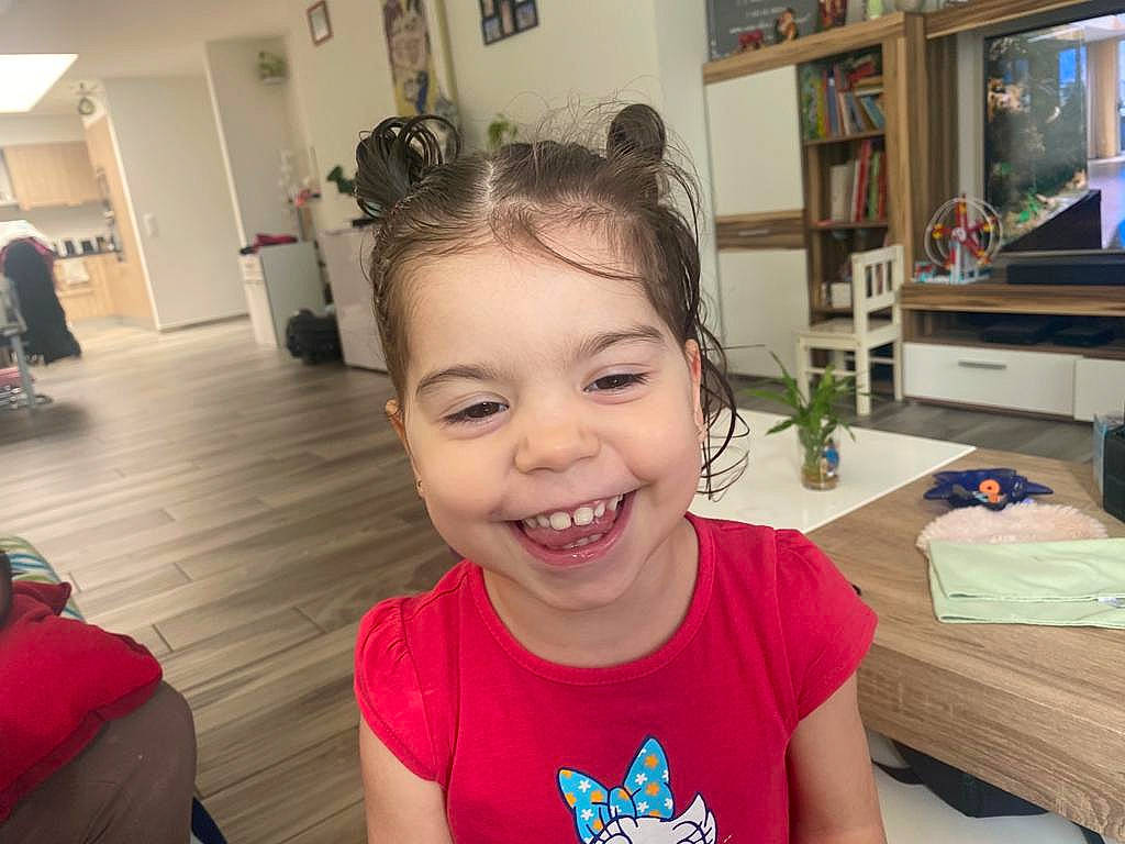 Cindy participe au concours pour gagner de l'argent avec cette photo : chair, child, chin, ear, eyebrow, eyelash, finger, fun, hairstyle, happy, iris, joy, mammal, organ, person, picture_frame, shelf, skin, smile, table