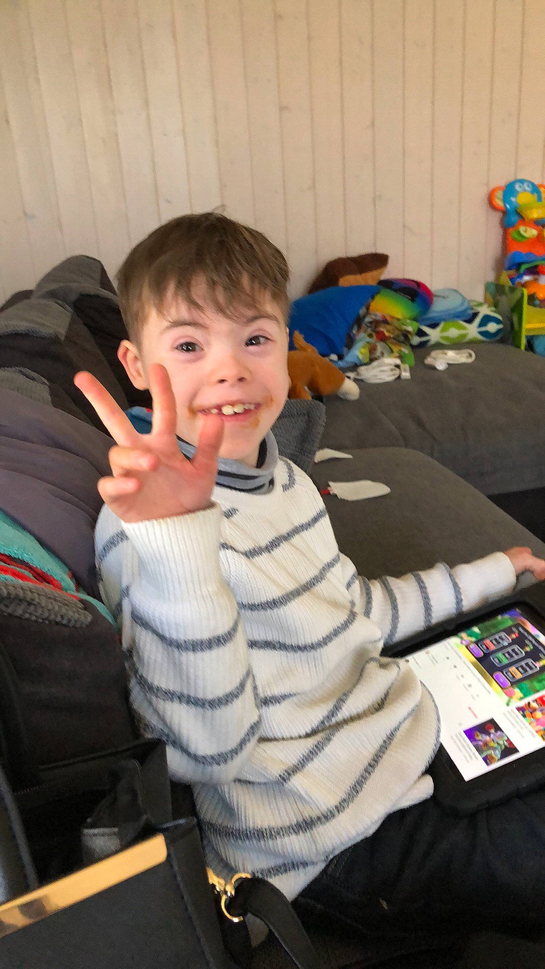 Jonathan a rejoint le concours — aidez-le/la à gagner de superbes lots ! child, comfort, electronic_device, finger, fun, gadget, gesture, happy, joy, leisure, person, play, room, sharing, sitting, smile, t_shirt, tablet_computer, technology, thumb