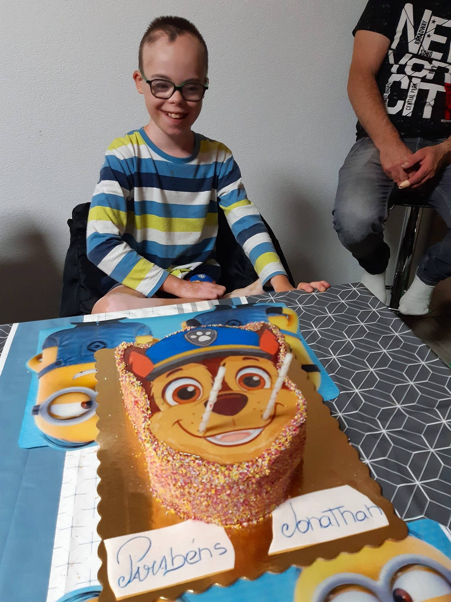 Jonathan participe au concours pour gagner de l'argent avec cette photo : art, baked_goods, baking, birthday_cake, cake, cake_decorating, chair, child, clothing, event, eyewear, food, fun, hat, icing, joy, person, smile, sugar_paste, sweetness