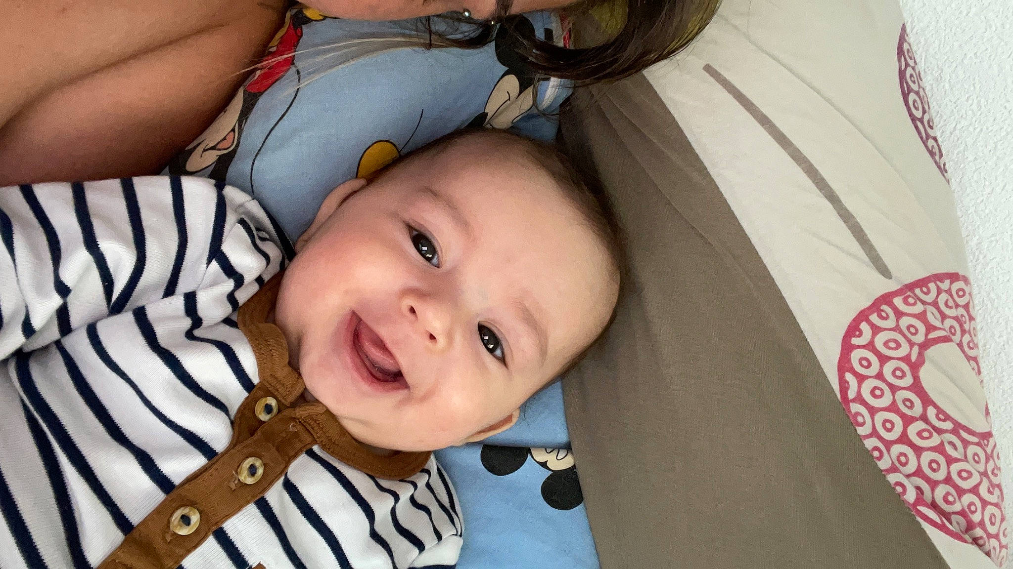 Mathys participe au concours pour gagner de l'argent avec cette photo : baby, baby_toddler_clothing, cheek, chin, eye, eyebrow, eyelash, face, facial_expression, happy, head, human_body, iris, lip, mouth, nose, organ, person, skin, sleeve