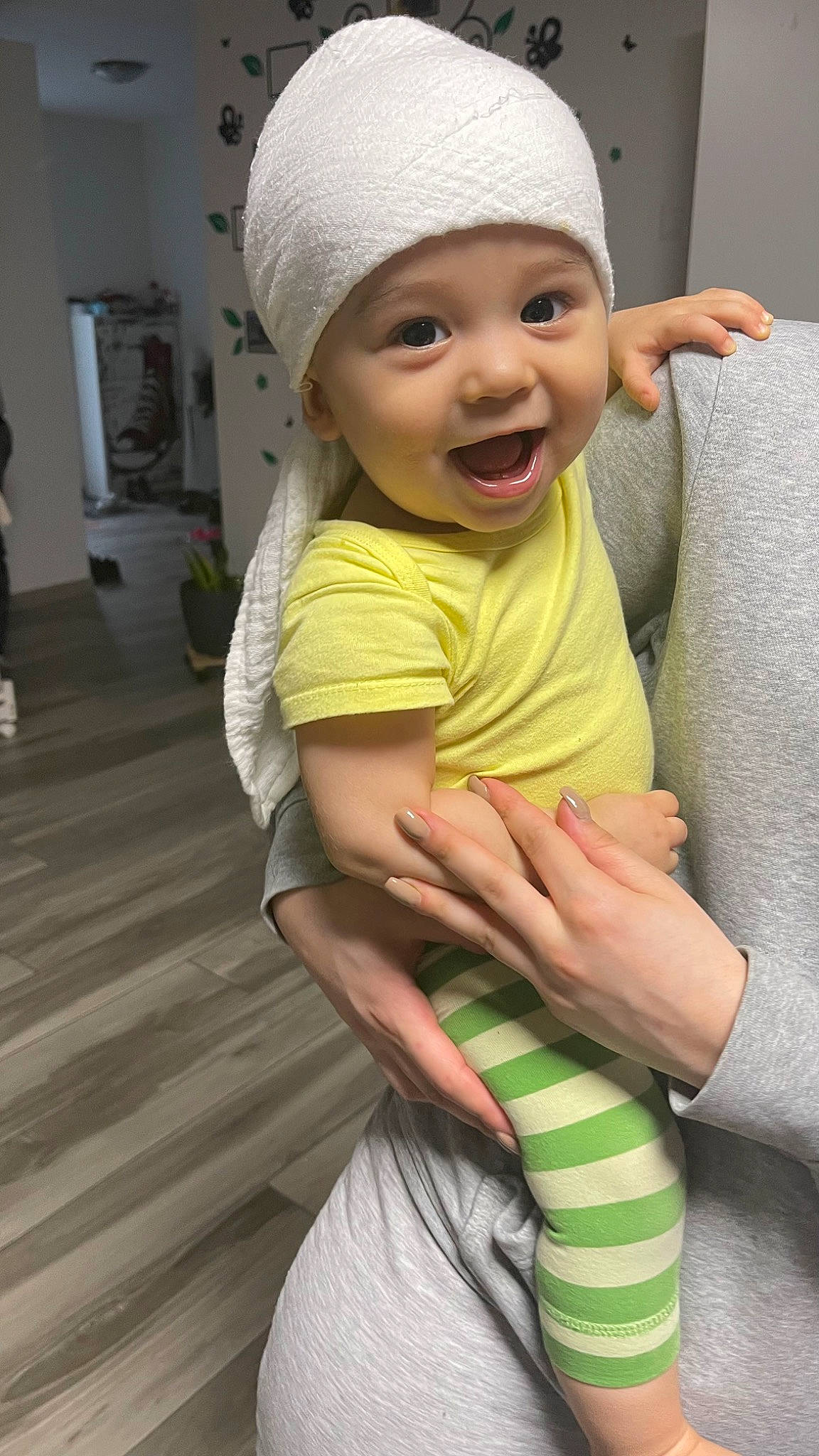 Mathys participe au concours pour gagner de l'argent avec cette photo : baby, baby_toddler_clothing, cap, cool, eye, finger, fun, happy, hat, head, headwear, human_body, lip, people, person, pink, skin, sleeve, smile, standing