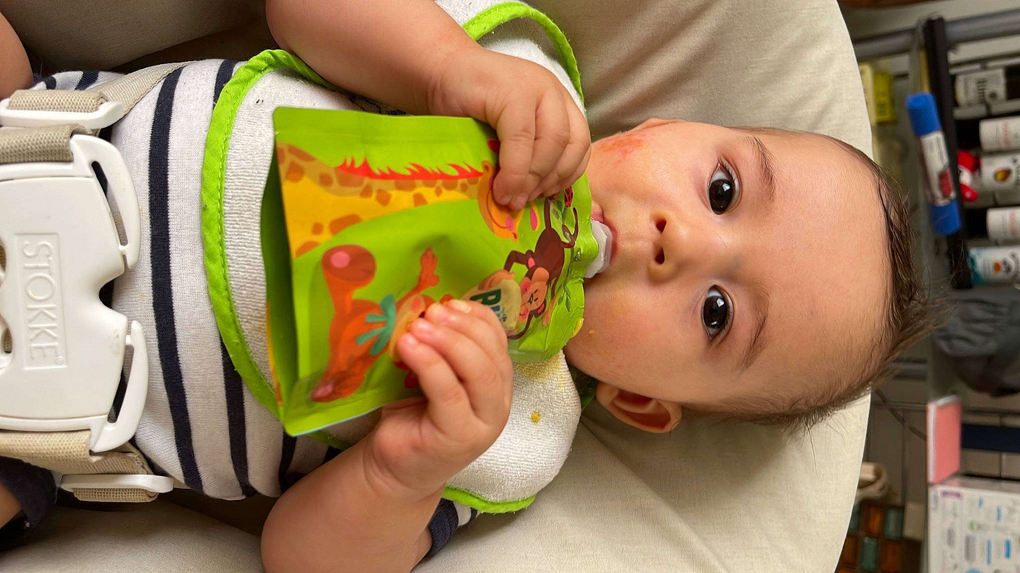 Mathys a rejoint le concours — aidez-le/la à gagner de superbes lots ! baby, baby_food, baby_playing_with_food, baby_toddler_clothing, bib, biting, cheek, child, eyelash, finger, food, food_craving, happy, iris, lip, mouth, nose, person, skin, toddler