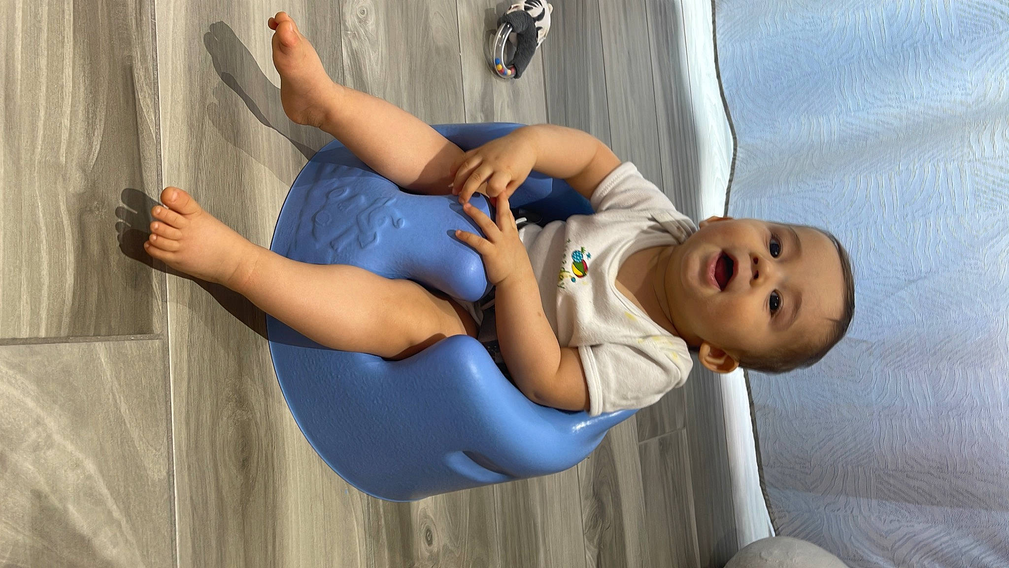 Mathys participe au concours pour gagner de l'argent avec cette photo : abdomen, arm, chest, comfort, elbow, finger, gesture, glasses, hand, human_body, jeans, joint, knee, leg, muscle, person, shoulder, textile, thigh, trunk