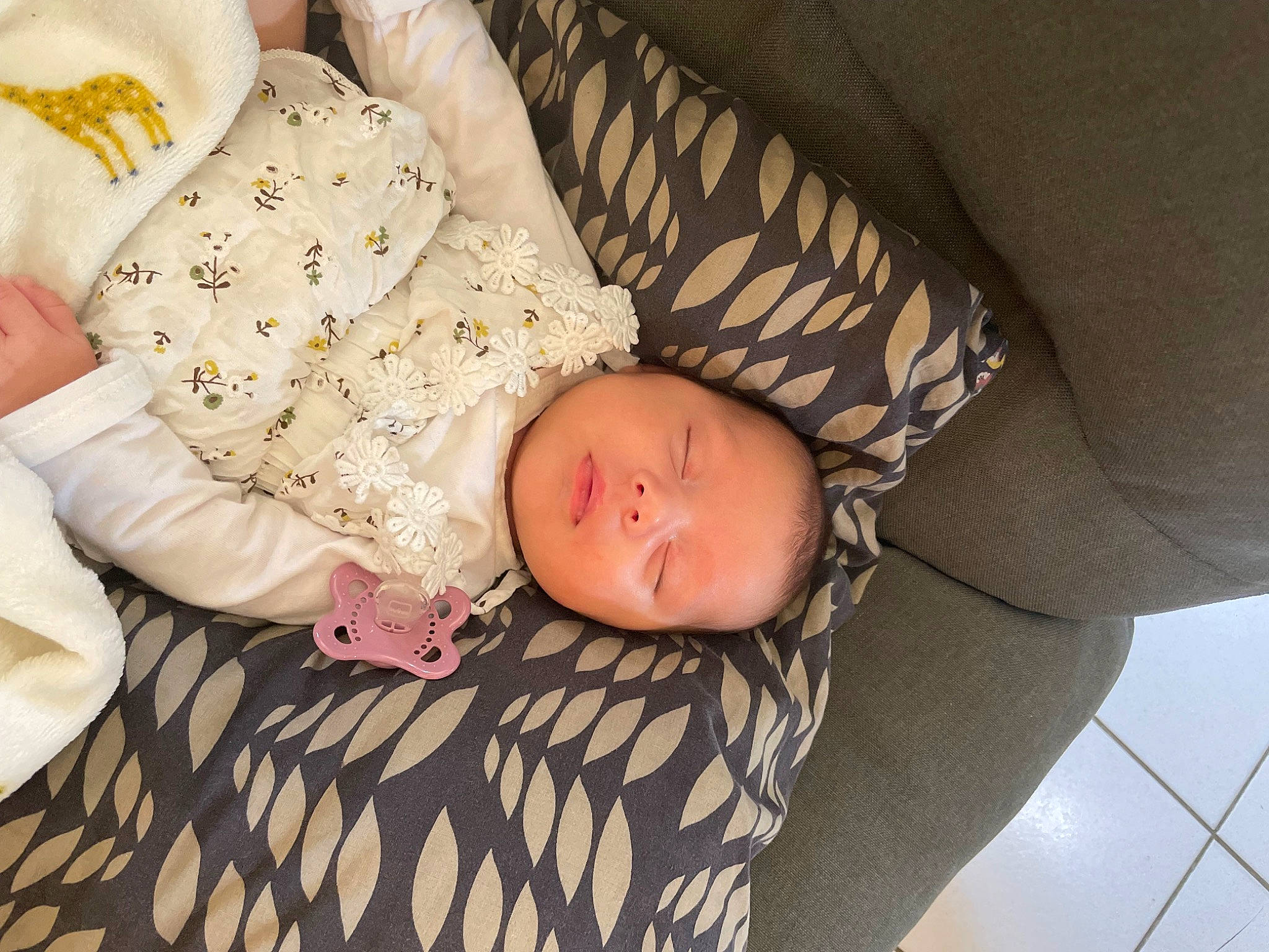 Elena a rejoint le concours — aidez-le/la à gagner de superbes lots ! baby, baby_products, baby_toddler_clothing, child, comfort, human_body, linens, pattern, person, sitting, sleep, sleeve, thigh, toddler, tree, wood