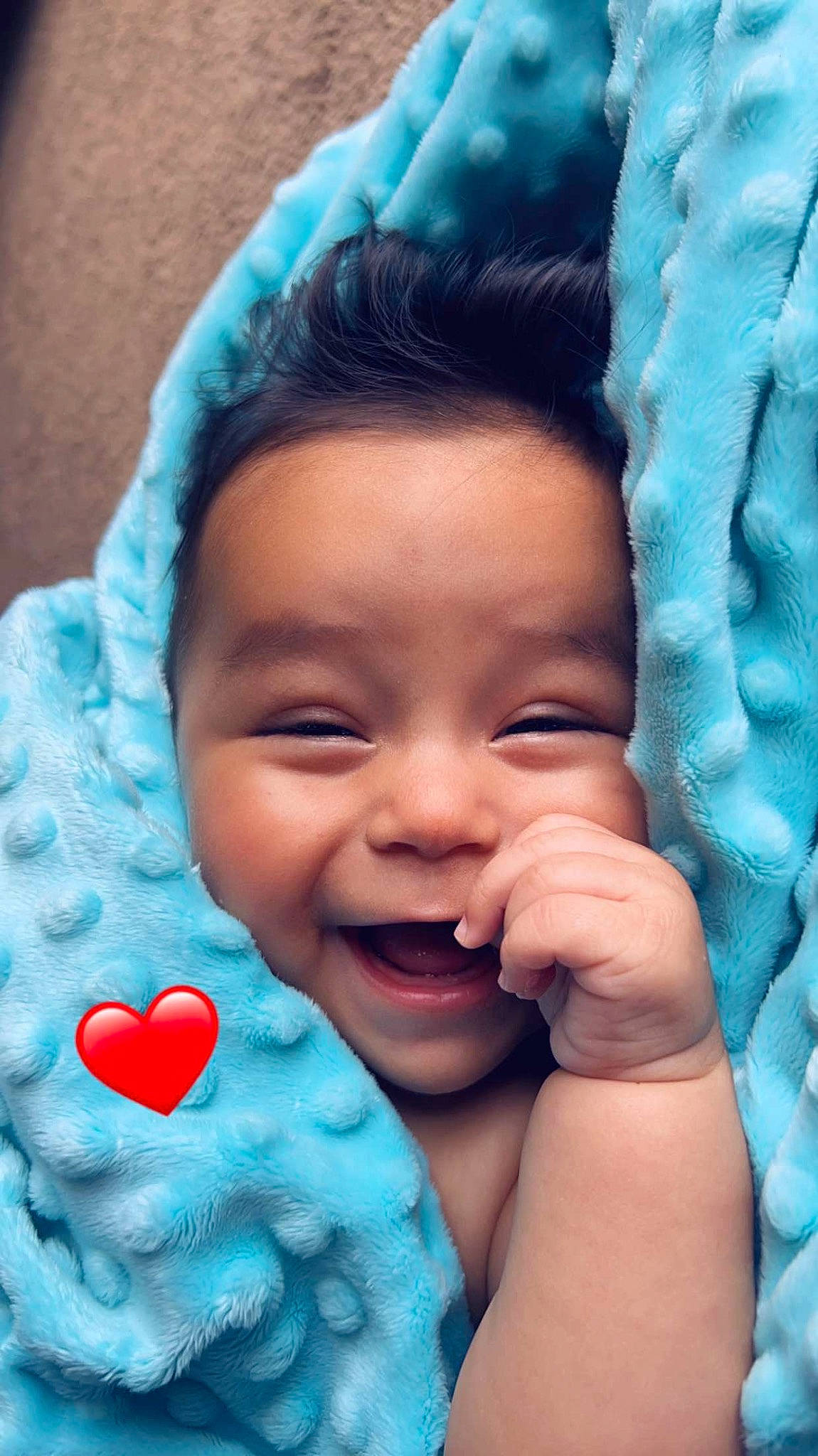 Monte is registered to the contest to win money with this photo: azure, baby, blue, cheek, chin, eye, eyebrow, face, facial_expression, happy, head, human, joy, lip, mouth, muscle, nose, organ, person, photograph