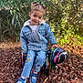 Aria a rejoint le concours — aidez-le/la à gagner de superbes lots ! toddler, child, denim_jacket, denim_pants, pigtails, outdoor, garden, greenery, statue, painted_statue, colorful, bark_mulch, shoes, cartoon_characters, smiling, happy, cute, young_child, nature, playful