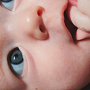 Moreira Iris a rejoint le concours — aidez-le/la à gagner de superbes lots ! baby, closeup, face, eyes, hand, skin, infant, child, cute, portrait, expression, newborn, soft, innocence, human, fingertip, cheek, nose, mouth, curious