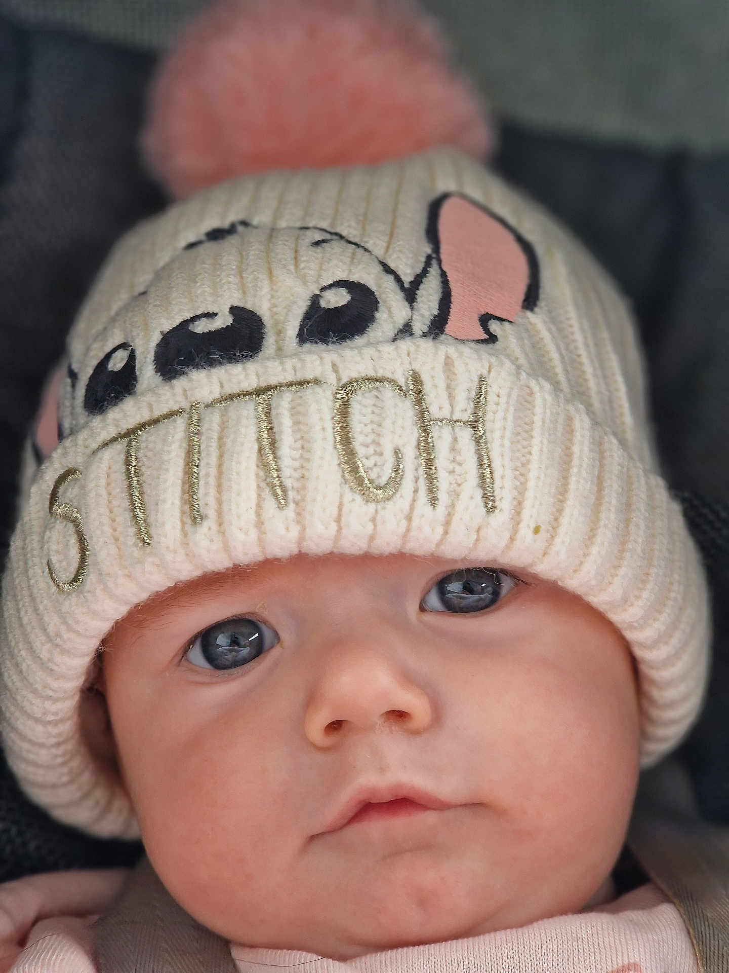 Moreira Iris a rejoint le concours — aidez-le/la à gagner de superbes lots ! baby, child, face, hat, knit_hat, stitch, closeup, portrait, infant, cute, warm_clothing, pink, blue_eyes, expression, soft_skin, adorable, headwear, fashion, winter, young