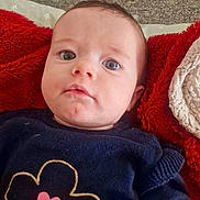 Moreira Iris a rejoint le concours — aidez-le/la à gagner de superbes lots ! baby, blue_clothing, child, closeup, cute, expression, eyes, fabric, face, flower, heart, indoor, infant, person, portrait, red_blanket, skin, sweater, texture, young