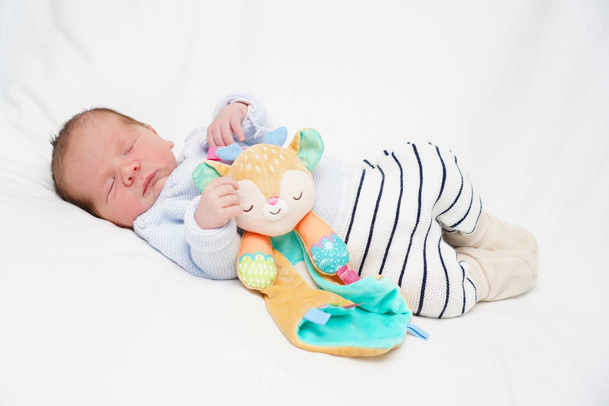 Nathanaël a rejoint le concours — aidez-le/la à gagner de superbes lots ! arm, baby, baby_products, baby_sleeping, baby_toddler_clothing, child, comfort, foot, happy, hat, linens, mammal, person, room, sitting, sleeve, sock, textile, toddler, toy