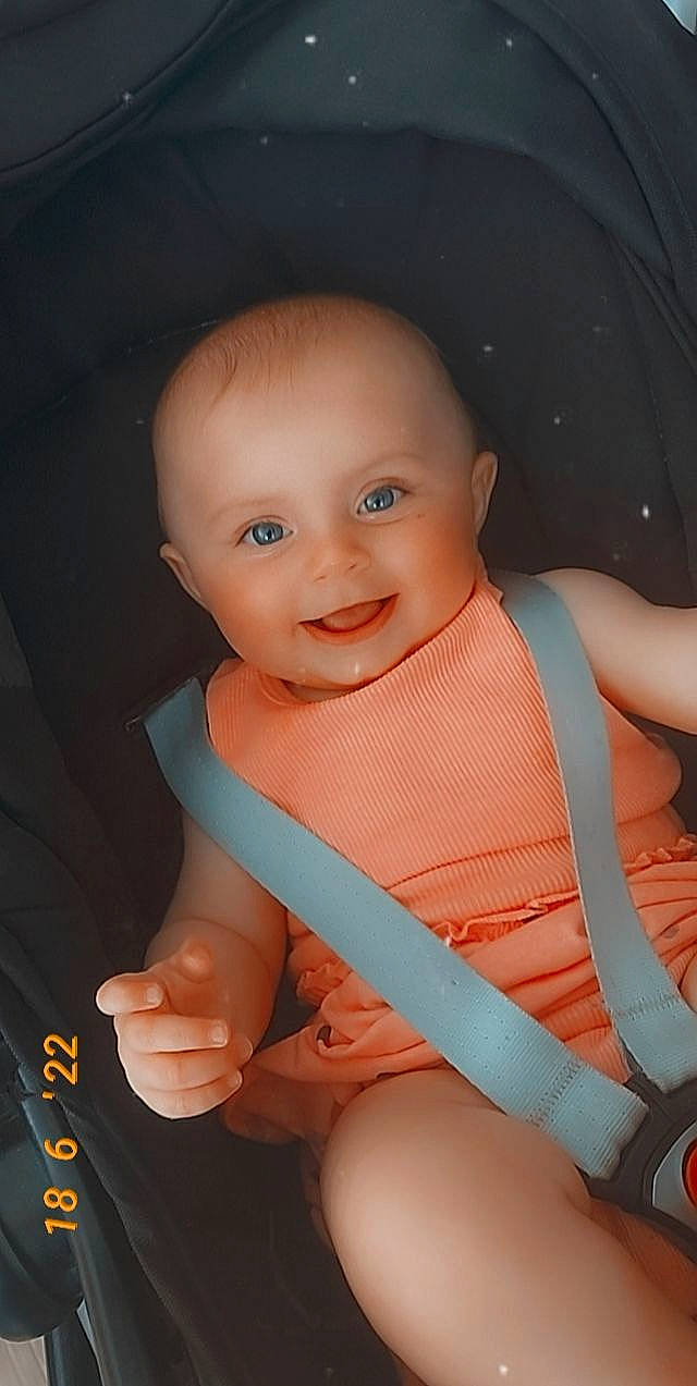 Clémence participe au concours pour gagner de l'argent avec cette photo : arm, baby, baby_toddler_clothing, cheek, comfort, eye, facial_expression, finger, gesture, hand, happy, human_body, iris, joy, leg, lip, mouth, nose, person, skin
