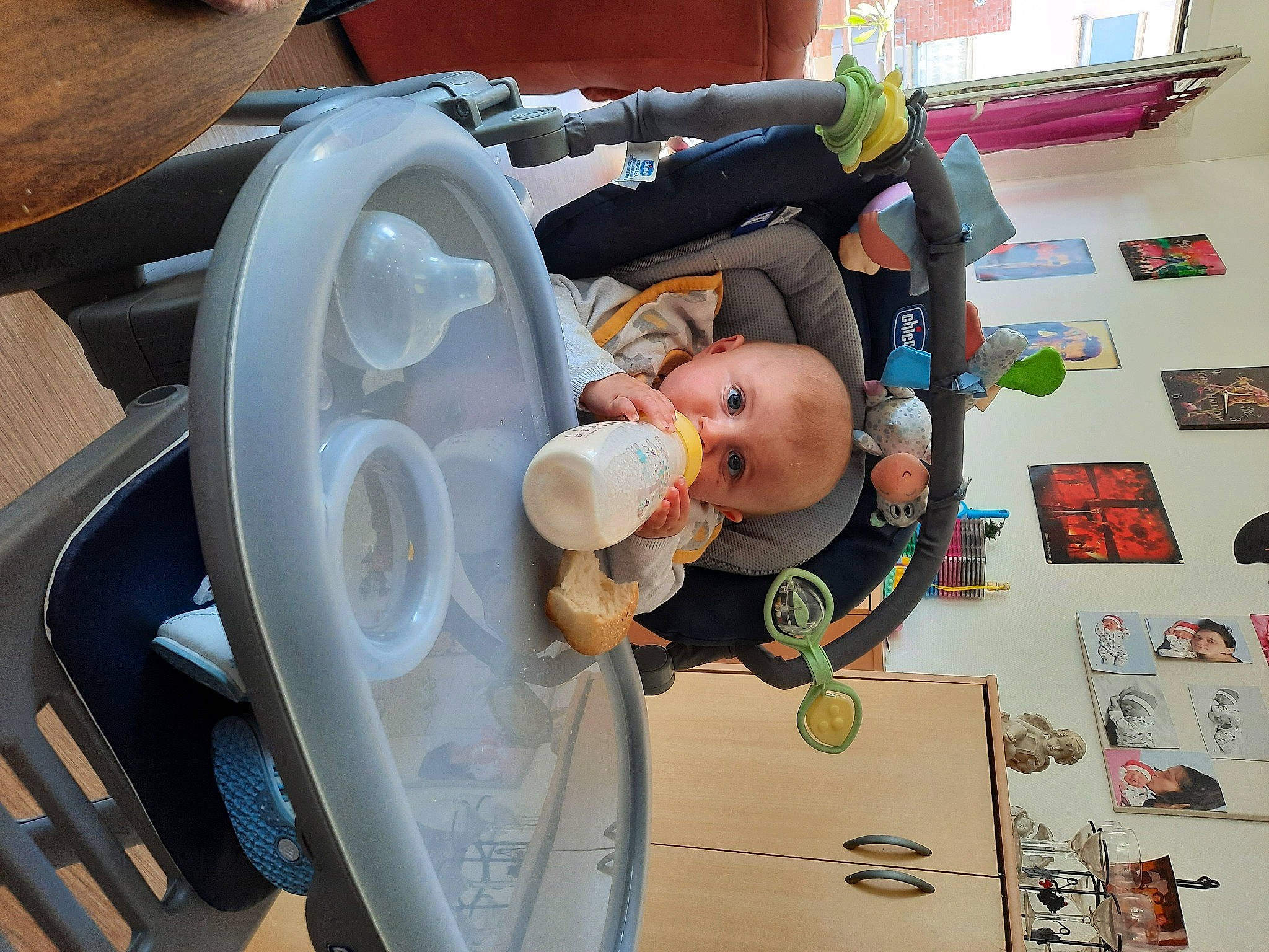 Clémence a rejoint le concours — aidez-le/la à gagner de superbes lots ! automotive_lighting, automotive_wheel_system, baby, baby_products, baby_safety, baby_toys, child, flooring, fun, machine, motor_vehicle, person, play, rim, room, service, toddler, toy, vehicle_door, wheel