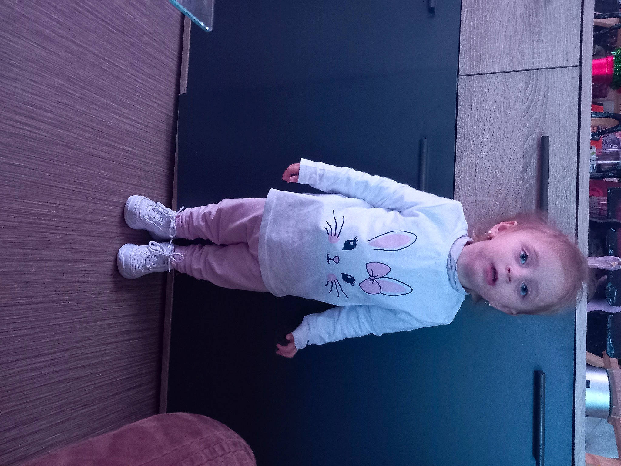 Clémence participe au concours pour gagner de l'argent avec cette photo : baby, baby_products, baby_toddler_clothing, carmine, child, comfort, fun, human_leg, knee, magenta, person, purple, room, sitting, sleeve, sock, t_shirt, toddler
