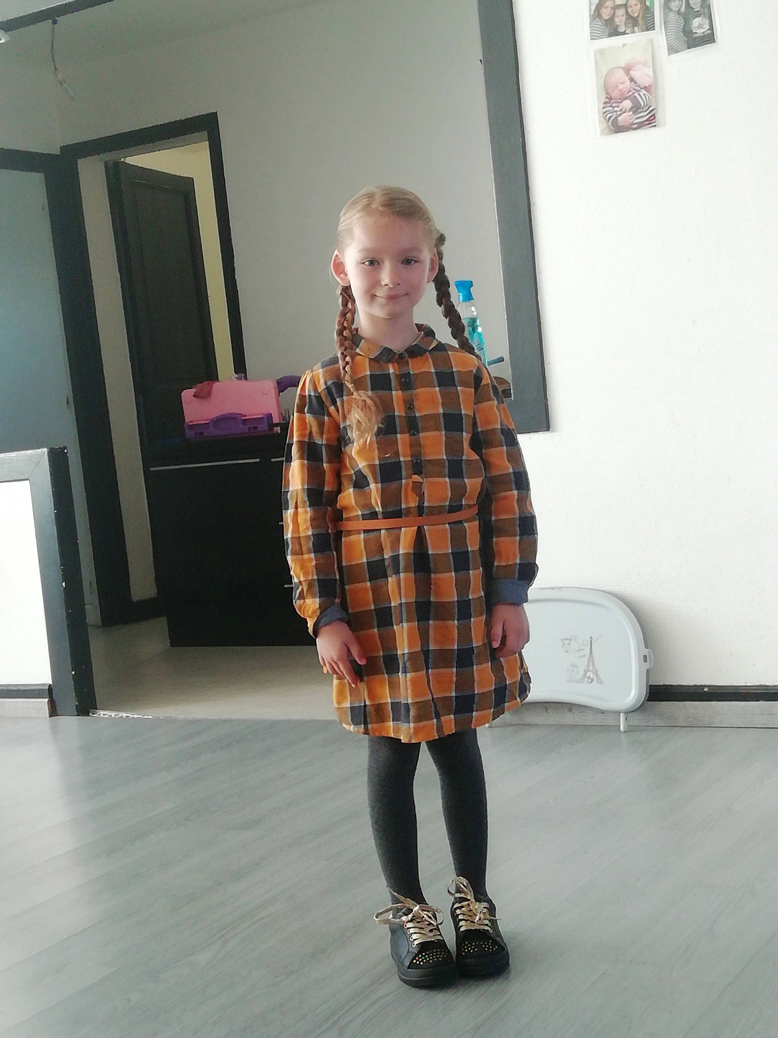 Noelyne a rejoint le concours — aidez-le/la à gagner de superbes lots ! clothing, design, dress, fashion, fashion_design, footwear, joint, joy, kilt, knee, outerwear, pattern, person, plaid, room, shoe, shoulder, style, tartan, textile