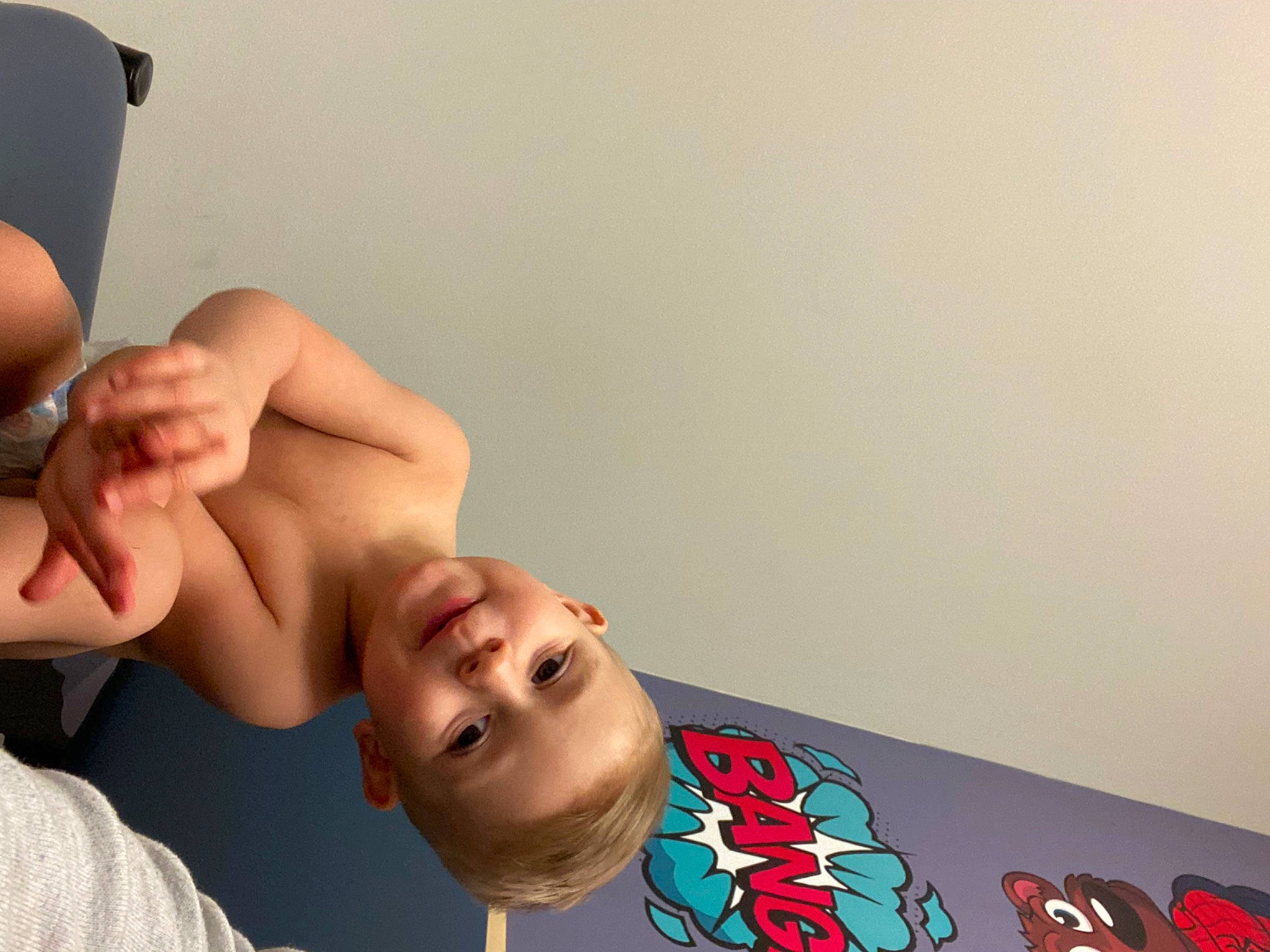 Dredyn is registered to the contest to win money with this photo: abdomen, chest, comfort, elbow, eyelash, eyewear, flash_photography, foot, gesture, happy, human_leg, joint, joy, knee, mobile_phone, neck, person, room, smile, thigh