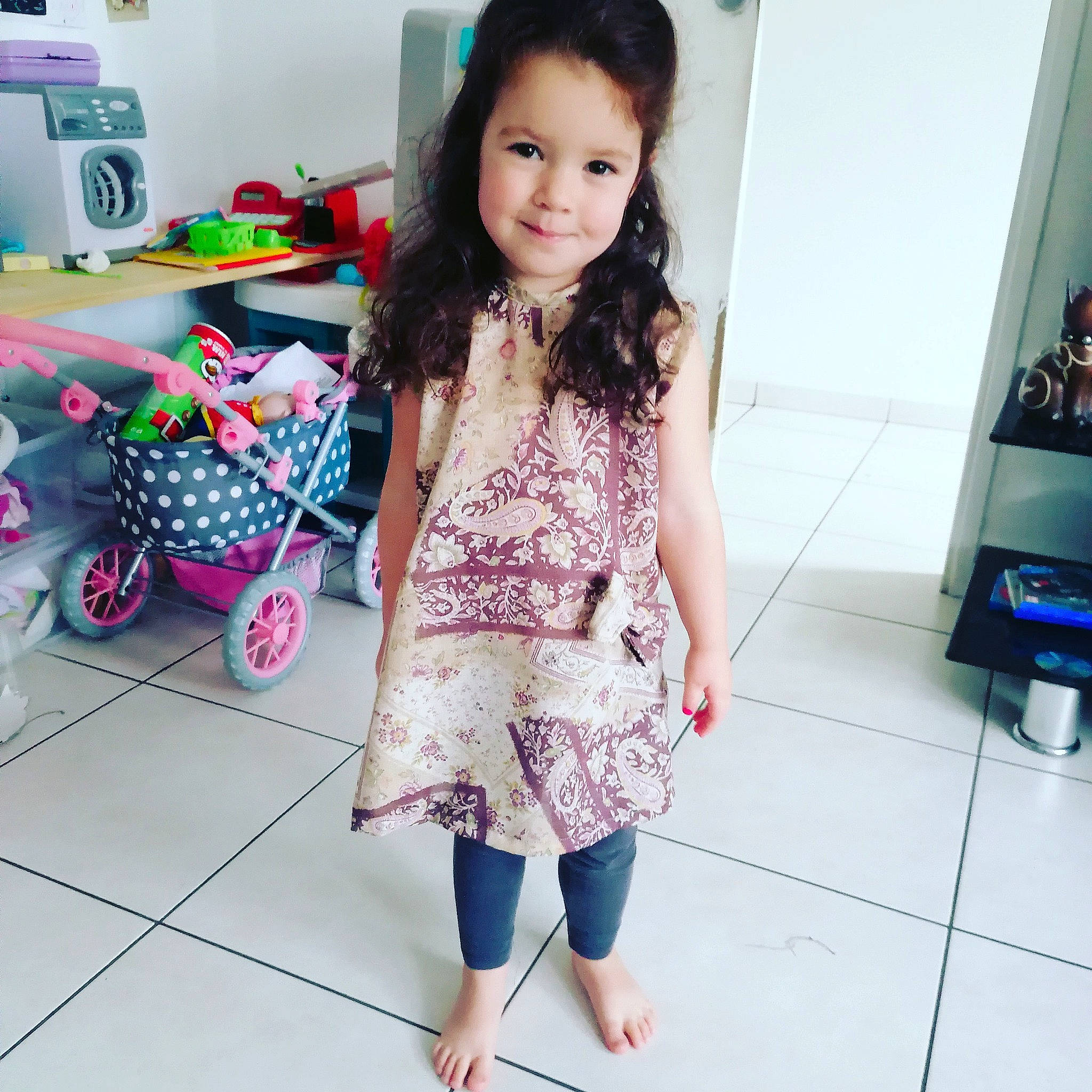 Romane participe au concours pour gagner de l'argent avec cette photo : fashion_design, floor, flooring, hairstyle, happy, human_leg, joint, joy, knee, magenta, pattern, person, pink, purple, shopping, skin, sleeve, street_fashion, thigh, toddler