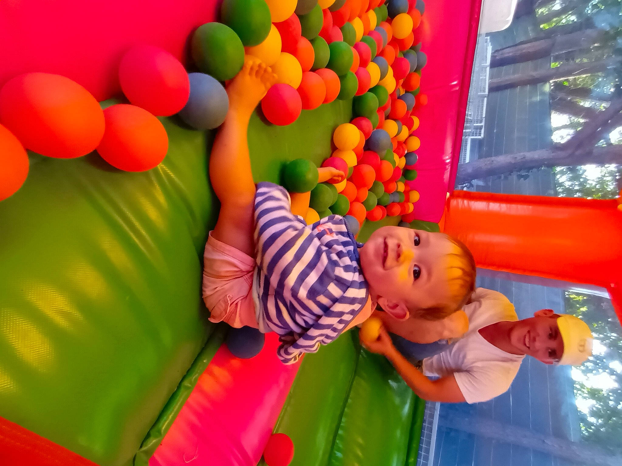 Saï participe au concours pour gagner de l'argent avec cette photo : baby, baby_toddler_clothing, ball_pit, child, chute, fun, happy, headwear, joy, leisure, outdoor_play_equipment, party_supply, person, photograph, plant, play, playground, recreation, red, smile