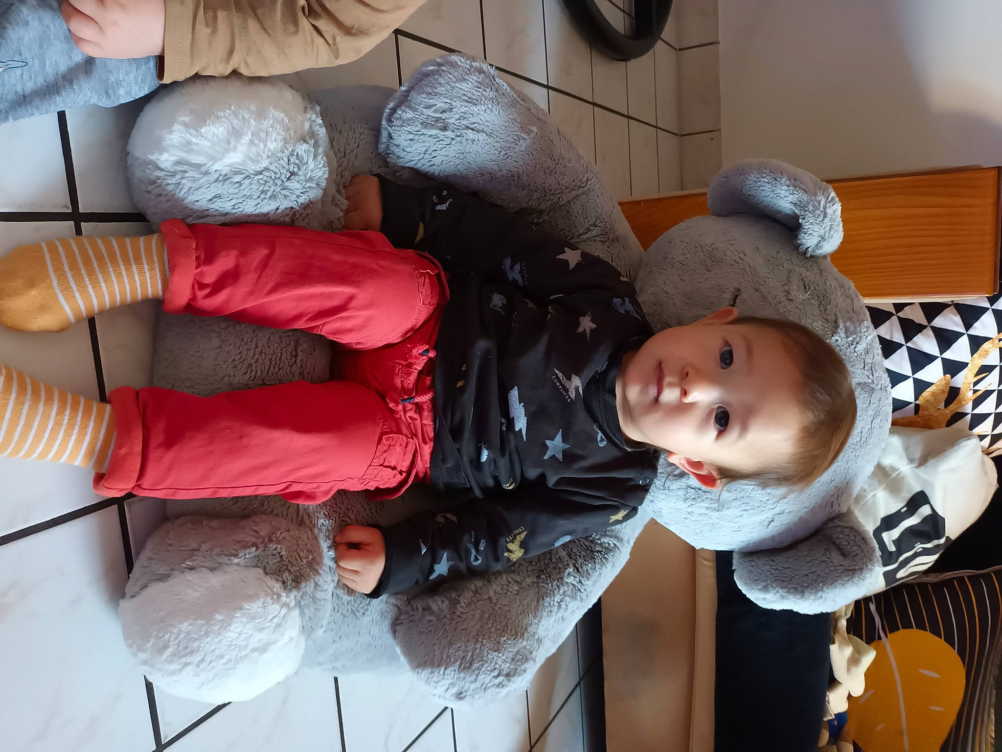 Saï participe au concours pour gagner de l'argent avec cette photo : art, baby, baby_toddler_clothing, cap, carmine, comfort, fashion_accessory, glove, hat, human_leg, pattern, person, personal_protective_equipment, room, sun_hat, textile, thread, toddler, wool