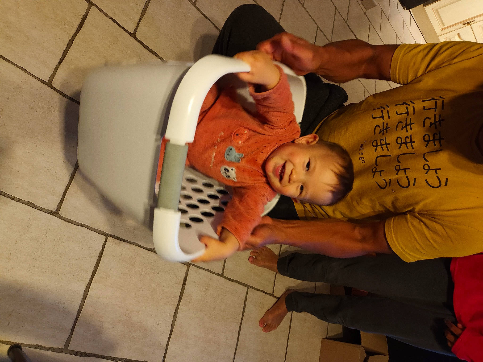 Saï a rejoint le concours — aidez-le/la à gagner de superbes lots ! baby, chair, child, comfort, flooring, fun, happy, hat, joy, person, room, sitting, t_shirt, toddler