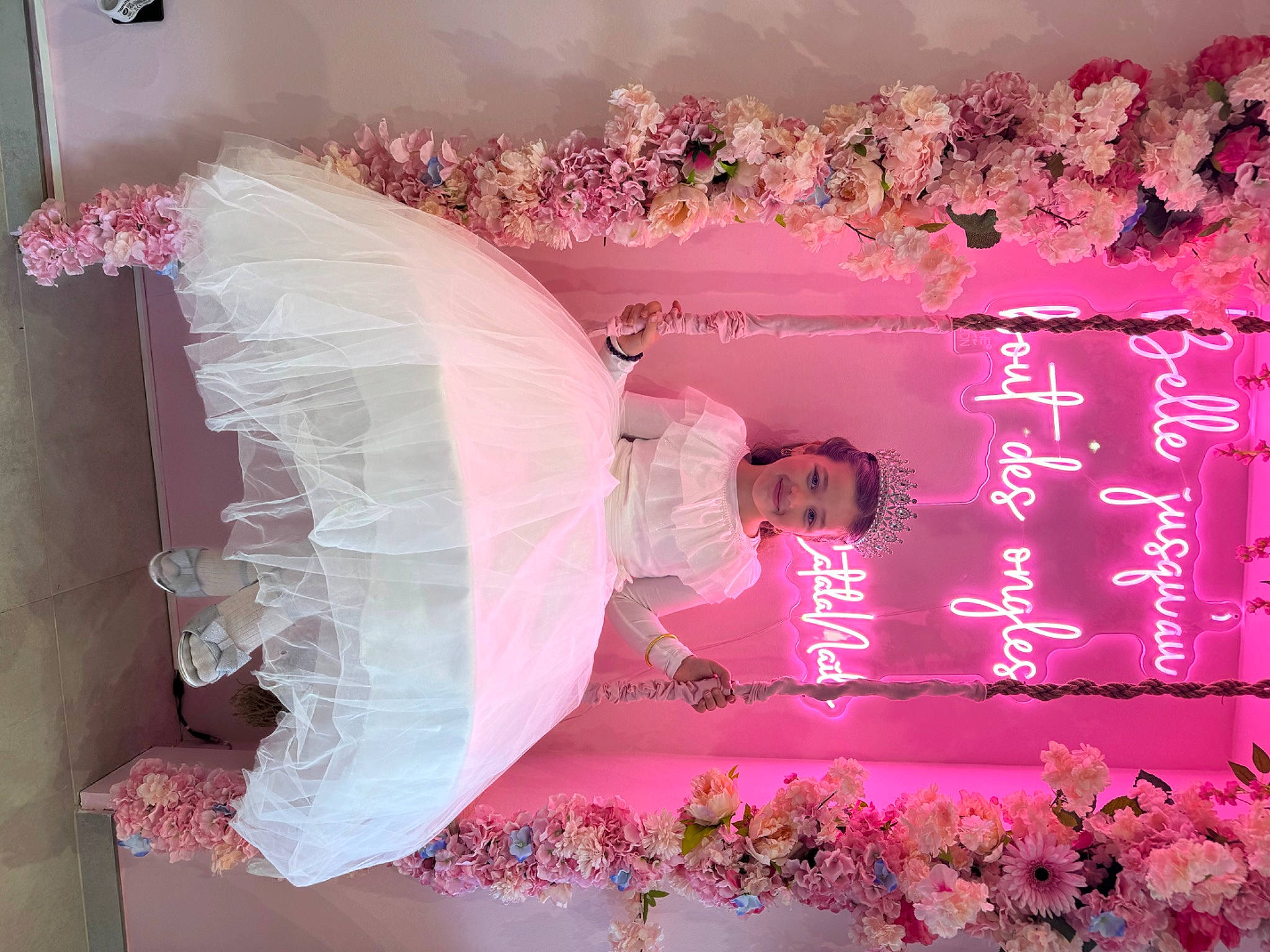 Loli a rejoint le concours — aidez-le/la à gagner de superbes lots ! bridal_accessory, bridal_clothing, decoration, dress, embellishment, event, flower, happy, headpiece, joy, magenta, peach, person, petal, pink, plant, purple, room, snapshot, tree