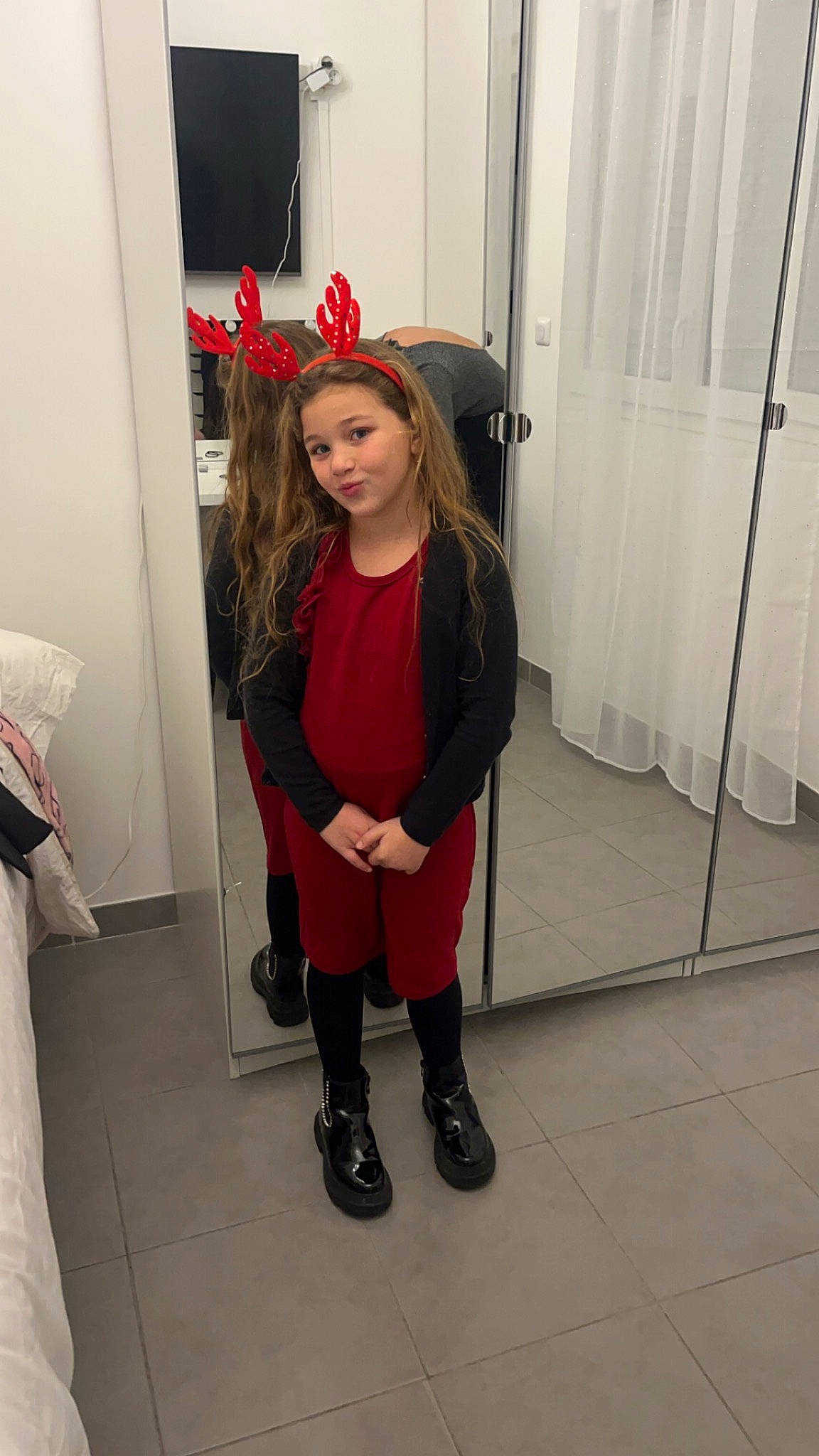 Loli participe au concours pour gagner de l'argent avec cette photo : blond, boot, carmine, curtain, event, fashion_accessory, fashion_design, fictional_character, floor, flooring, formal_wear, fun, fur, headgear, human_leg, knee, long_hair, person, shoe, thigh