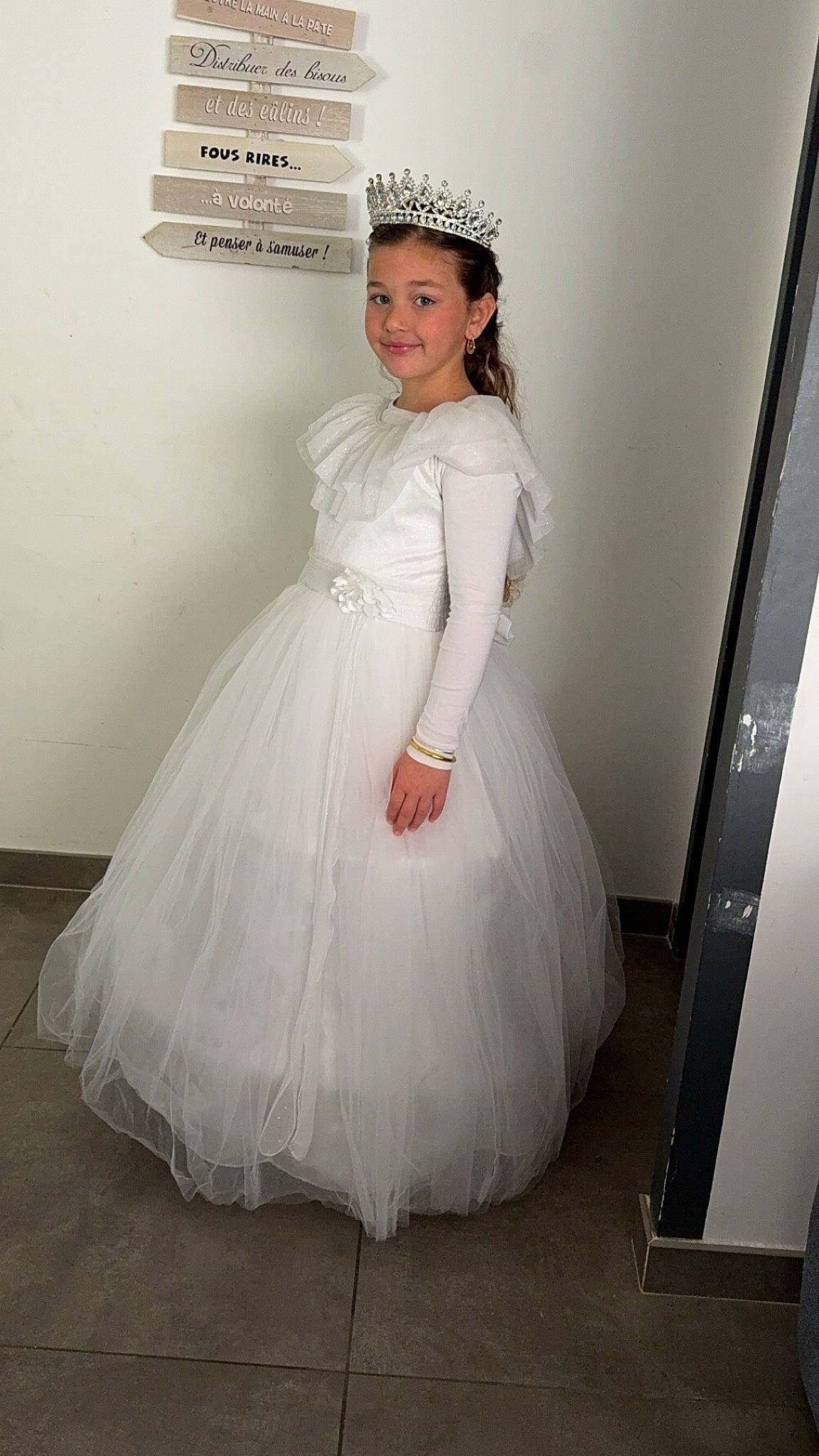 Loli participe au concours pour gagner de l'argent avec cette photo : arm, bridal_clothing, bridal_party_dress, bride, clothing, dress, embellishment, fashion_design, flash_photography, gown, hair, happy, headgear, headpiece, human_body, joy, person, sleeve, smile, tiara