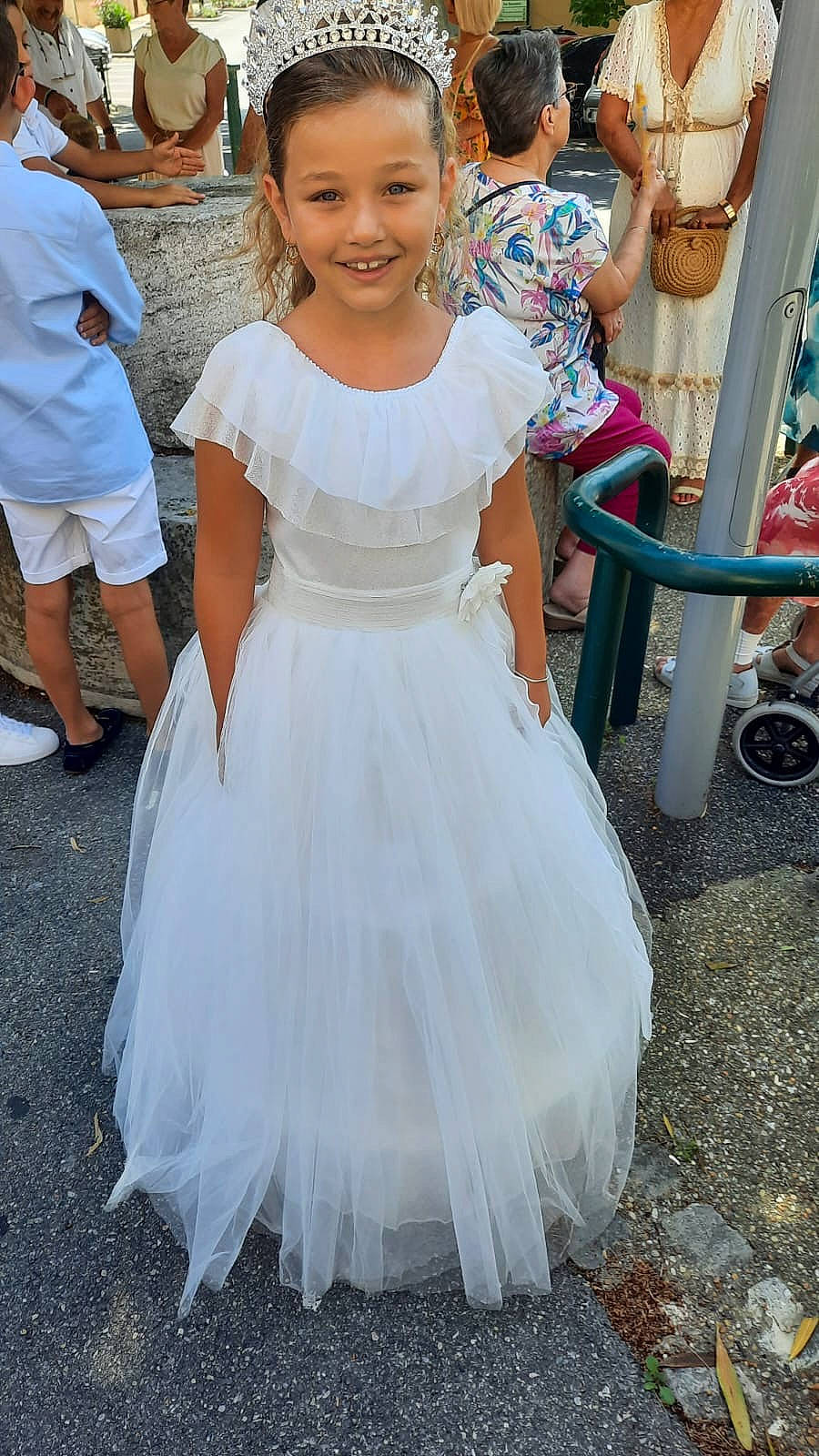 Loli participe au concours pour gagner de l'argent avec cette photo : bridal_accessory, bridal_clothing, bridal_party_dress, child, dress, embellishment, fashion, fun, gown, hairstyle, happy, joy, person, pink, shorts, sleeve, smile, standing, summer, toddler