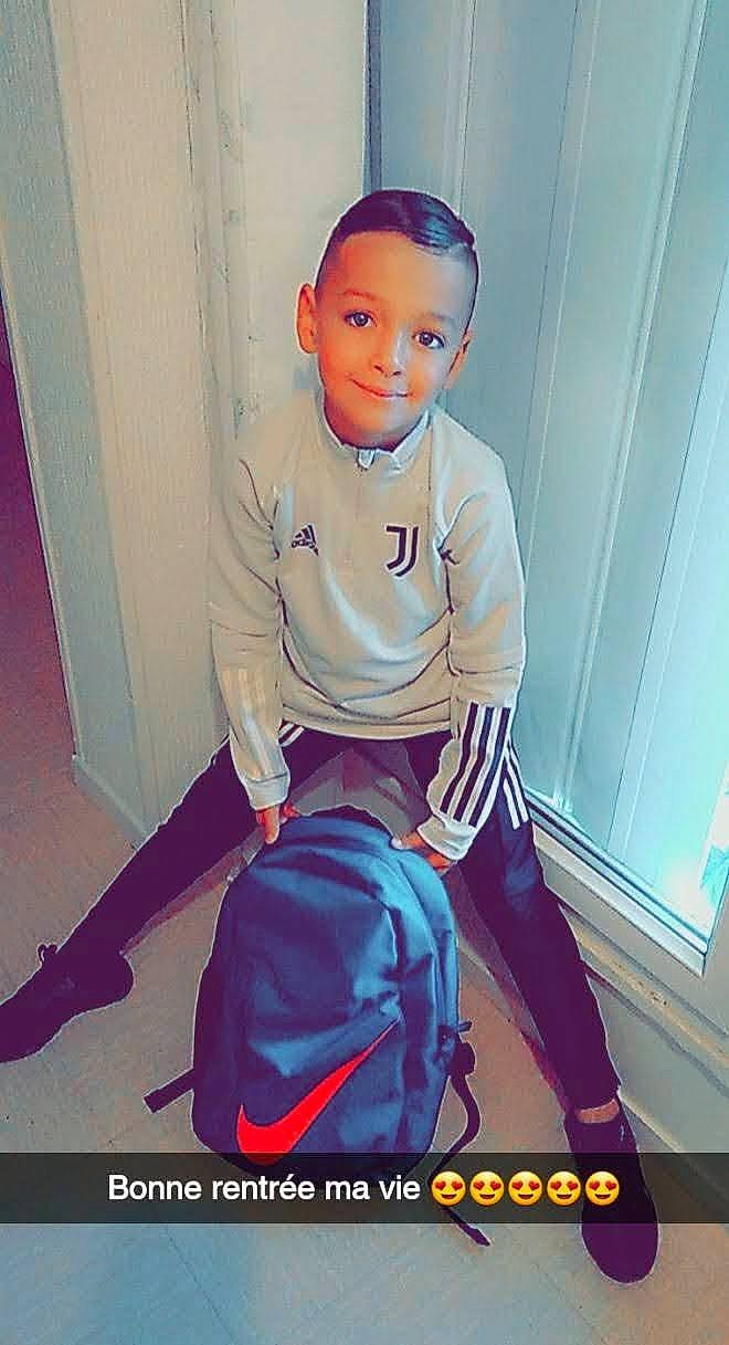 Kays a rejoint le concours — aidez-le/la à gagner de superbes lots ! child, costume, electric_blue, fashion_design, flooring, font, formal_wear, fun, happy, joy, knee, magenta, neck, person, pink, room, sitting, sleeve, smile, t_shirt