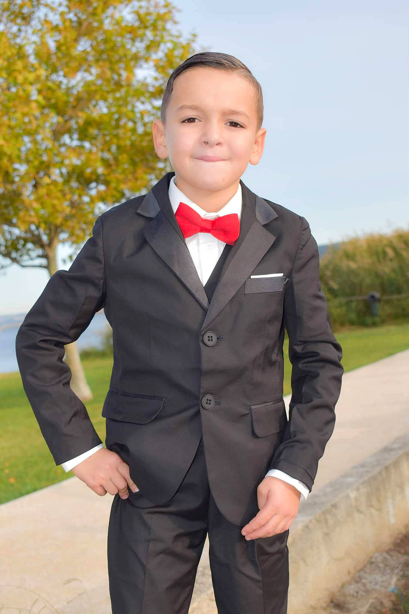 Kays a rejoint le concours — aidez-le/la à gagner de superbes lots ! blazer, button, collar, dress_shirt, electric_blue, event, face, flash_photography, formal_wear, happy, head, human_body, joy, neck, person, shirt, sky, sleeve, smile, street_fashion