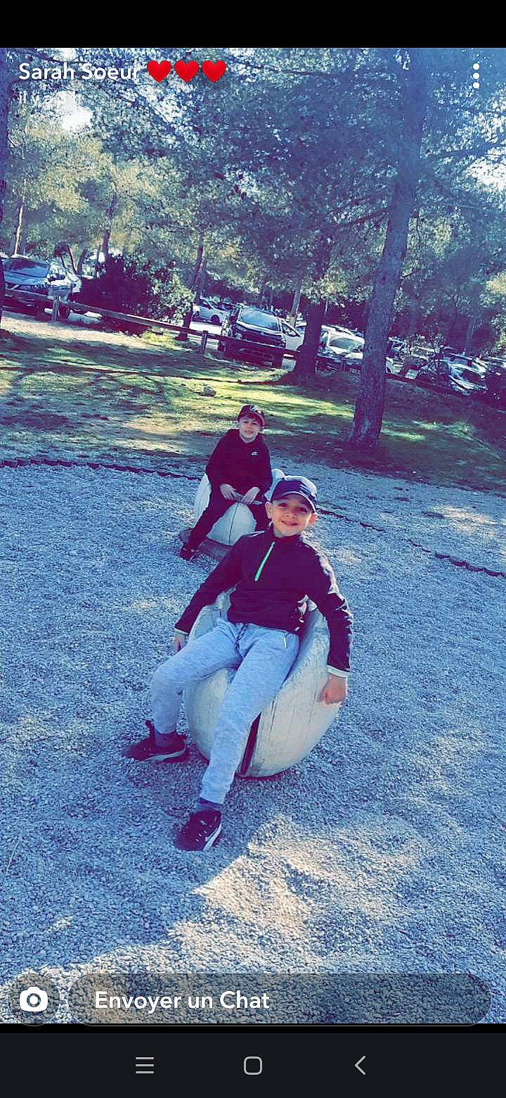 Kays a rejoint le concours — aidez-le/la à gagner de superbes lots ! car, cool, electric_blue, freezing, fun, grass, happy, headwear, joy, landscape, leisure, person, plant, recreation, shadow, sitting, tints_and_shades, tree, vacation, winter