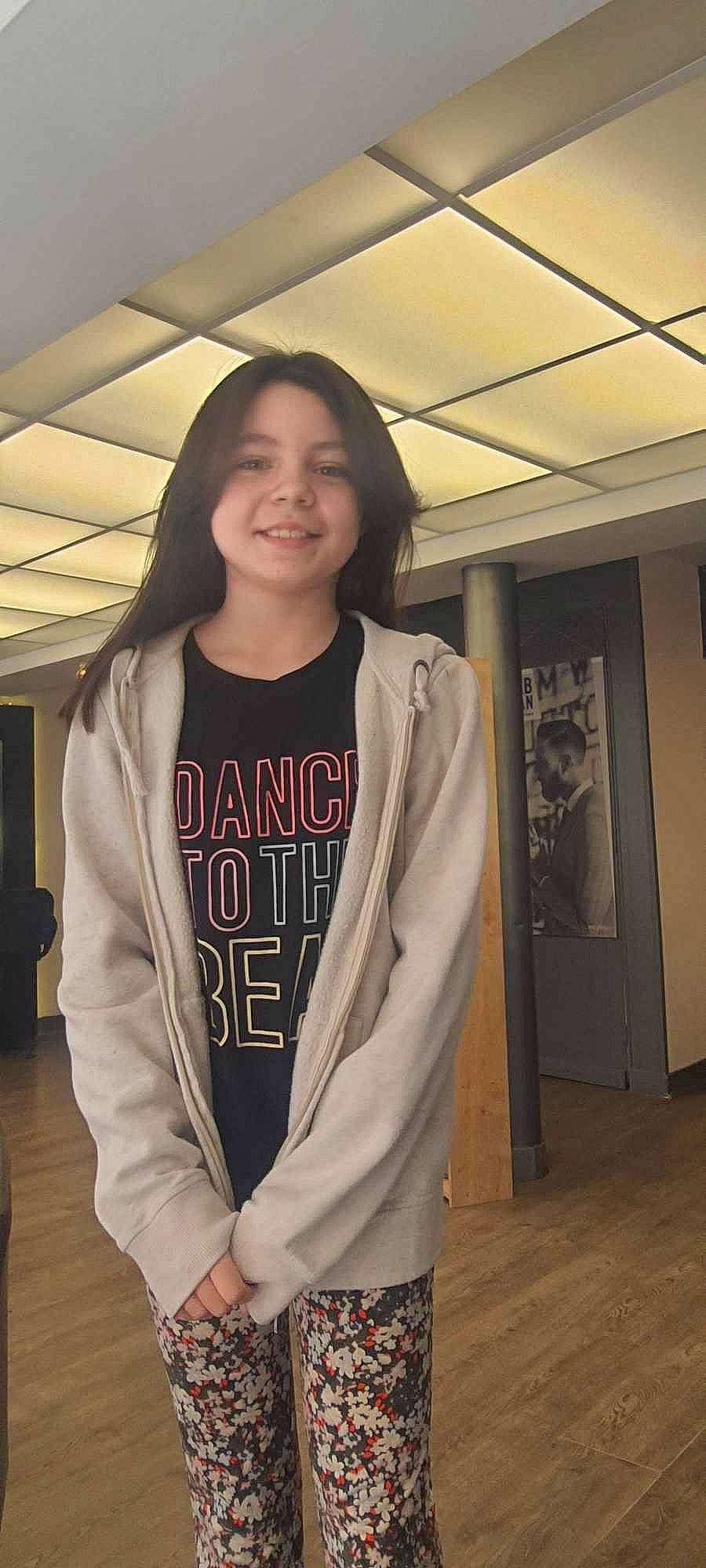 Tuli Violeta Giulia Sefora participe au concours pour gagner de l'argent avec cette photo : blazer, door, event, fashion_design, flooring, formal_wear, fun, fur, hoodie, jewellery, joy, magenta, person, sleeve, smile, standing, t_shirt, top, uniform, waist