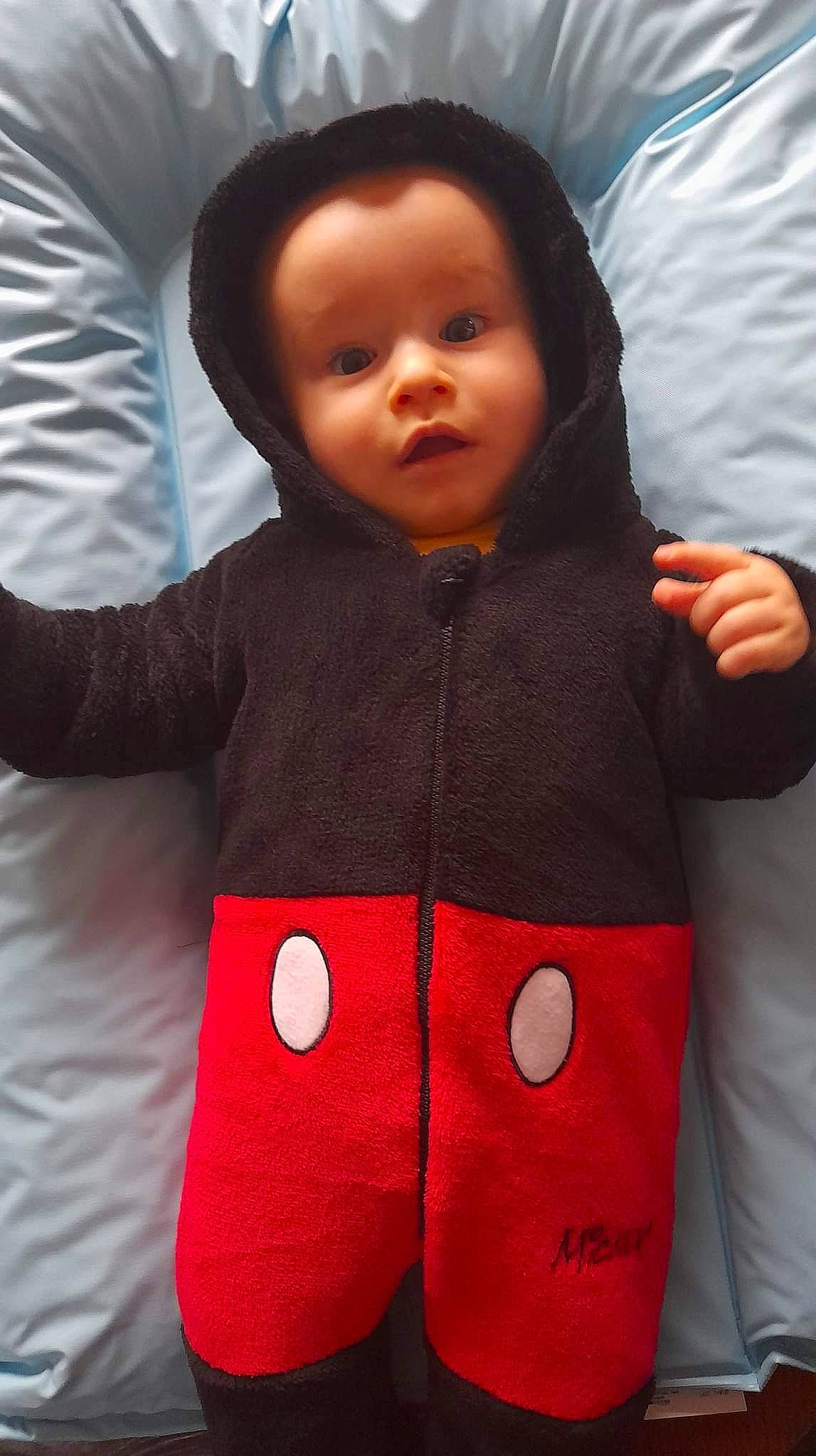 Lucas a rejoint le concours — aidez-le/la à gagner de superbes lots ! arm, baby, baby_toddler_clothing, cheek, comfort, face, finger, gesture, head, human_body, jacket, joint, lip, neck, outerwear, person, product, sleeve, standing, textile