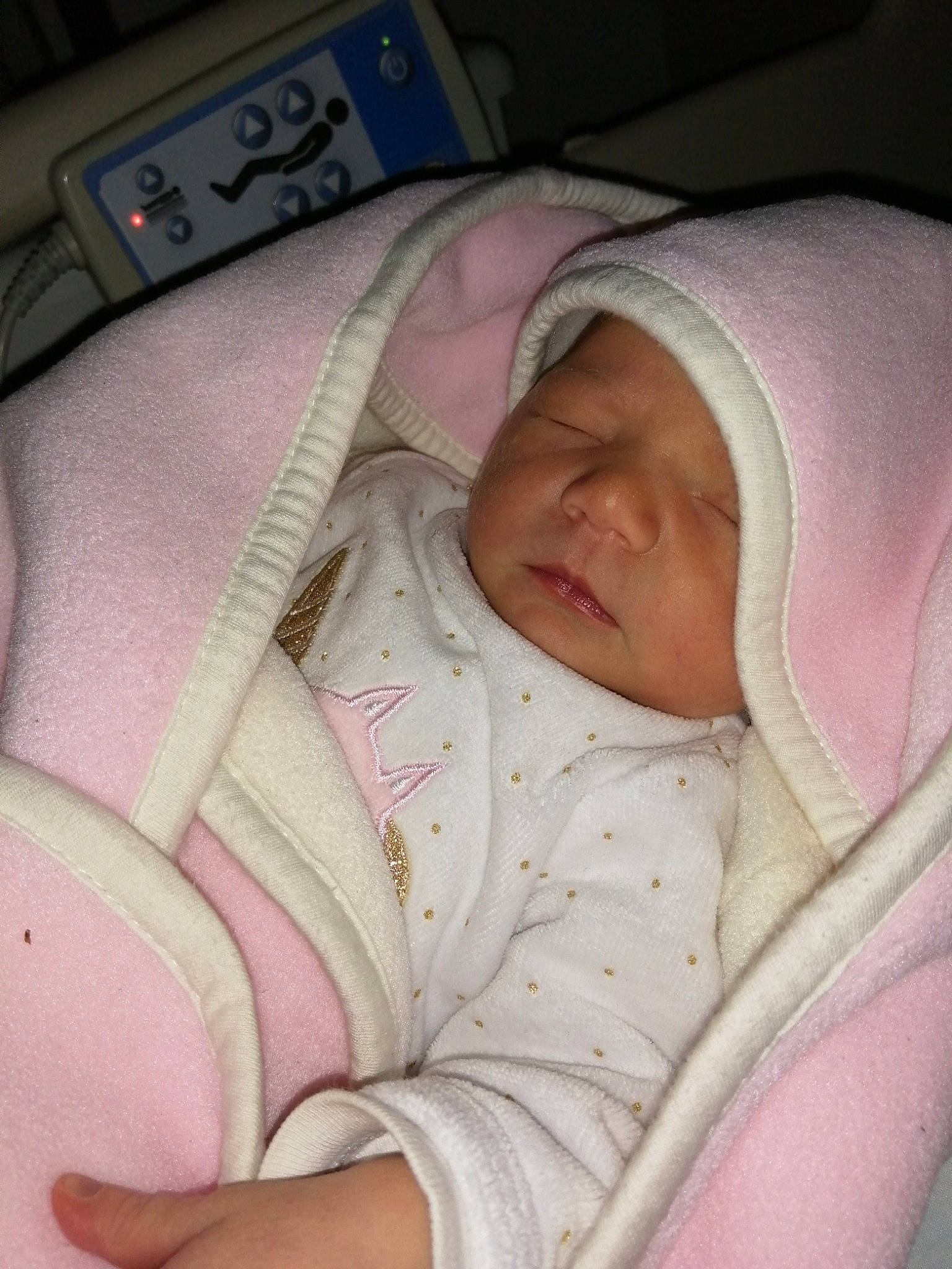 Iryna participe au concours pour gagner de l'argent avec cette photo : baby, baby_in_car_seat, baby_sleeping, bedtime, birth, cheek, child, childbirth, headwear, nap, person, pink, skin, sleep, toddler