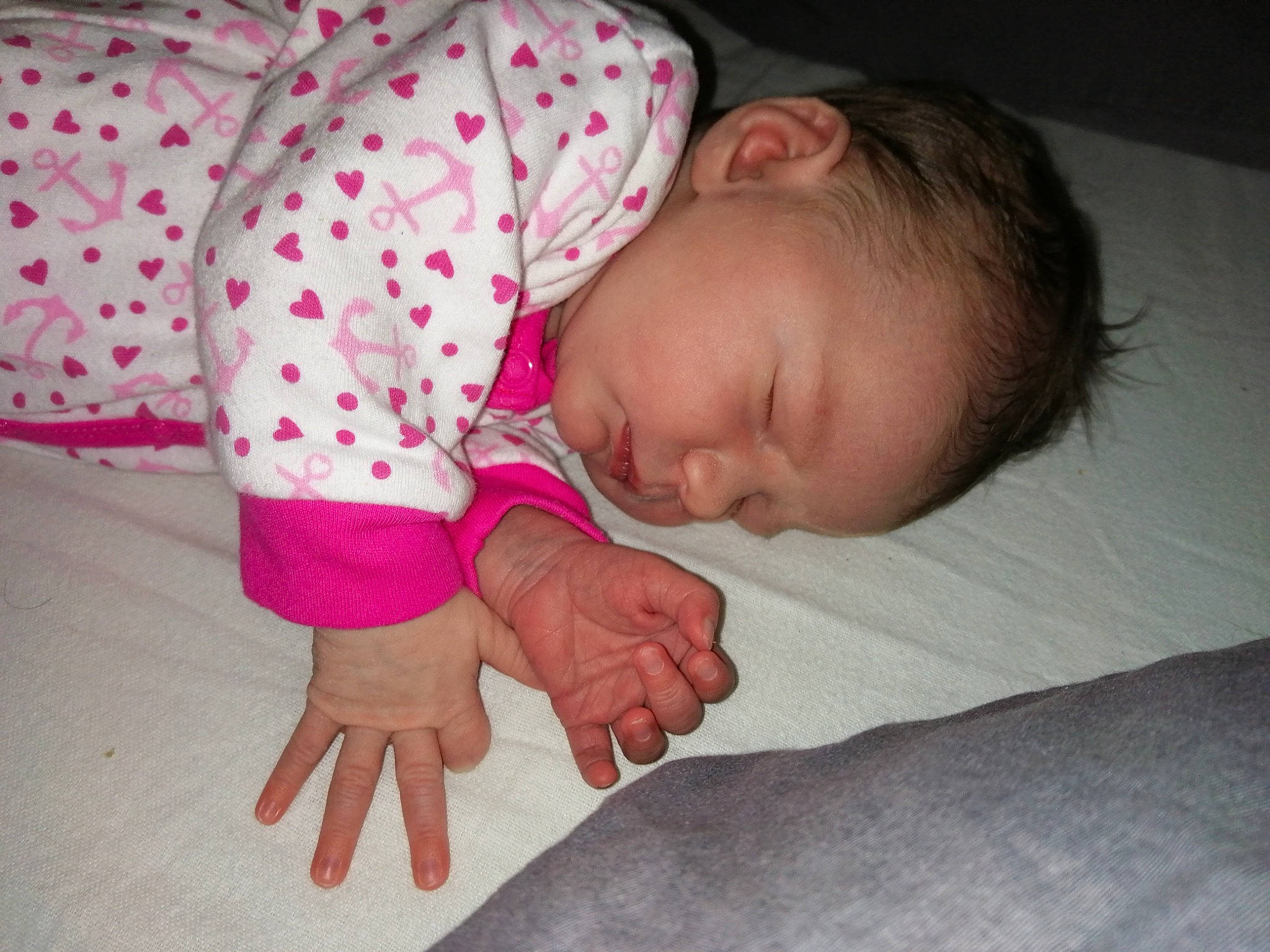 Iryna participe au concours pour gagner de l'argent avec cette photo : baby, baby_sleeping, bedtime, birth, child, finger, hand, nap, person, pink, skin, sleep, toddler, tummy_time