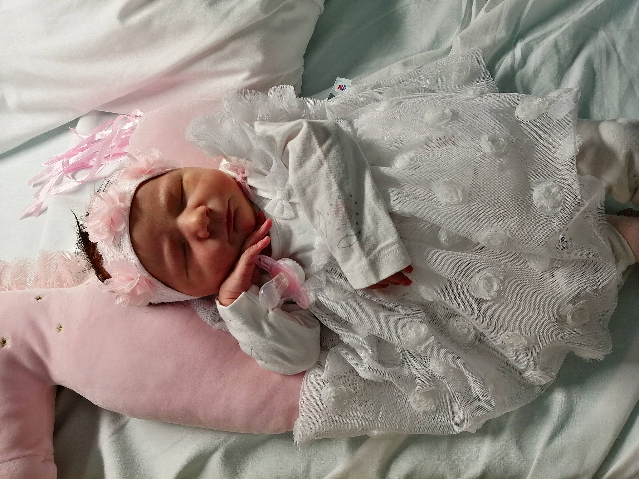 Iryna participe au concours pour gagner de l'argent avec cette photo : baby, baby_sleeping, bed_sheet, bedding, bedtime, birth, child, childbirth, comfort, headwear, linens, nap, person, pink, sleep, textile, toddler