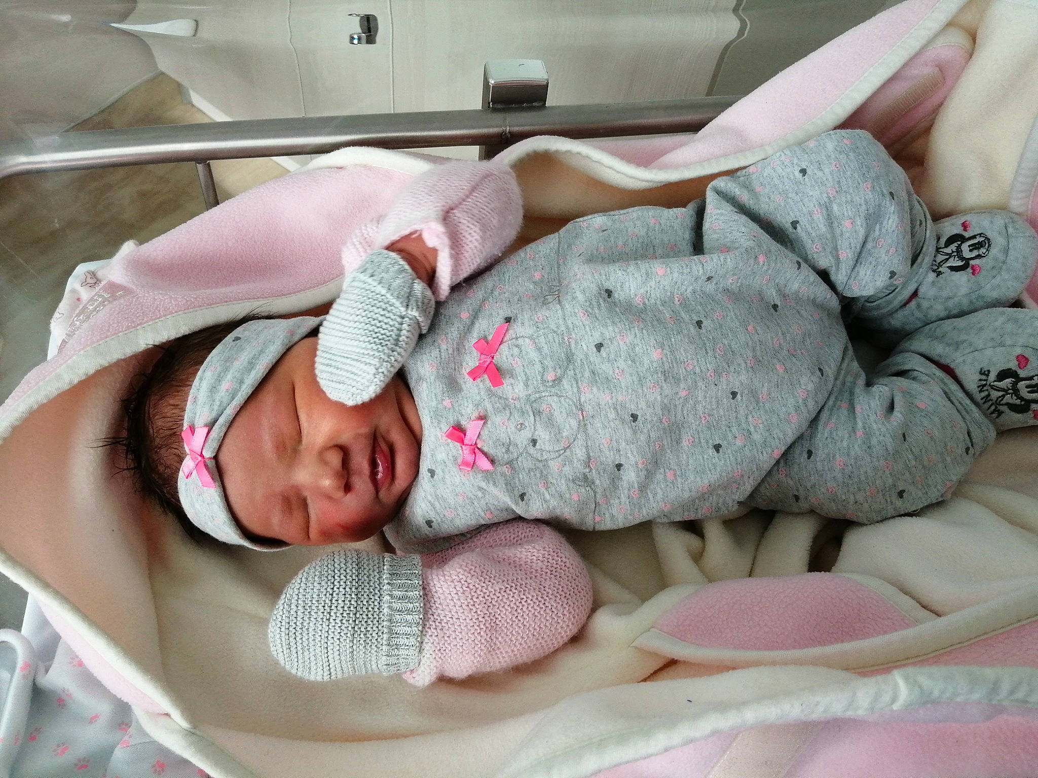 Iryna a rejoint le concours — aidez-le/la à gagner de superbes lots ! baby, baby_products, baby_sleeping, bedtime, birth, child, childbirth, comfort, headgear, headwear, nap, person, pink, product, sleep, toddler