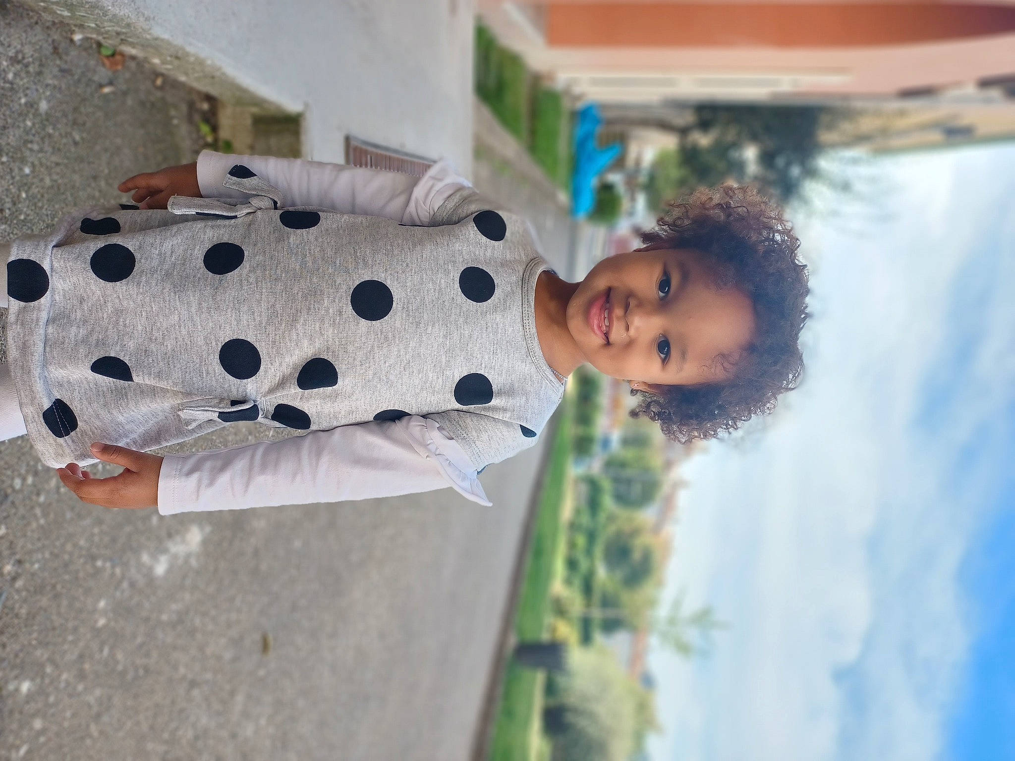 Jade participe au concours pour gagner de l'argent avec cette photo : child, cloud, fashion, fun, hairstyle, happy, joy, leisure, pattern, person, sky, smile, street_fashion, toddler, tree, vacation, water