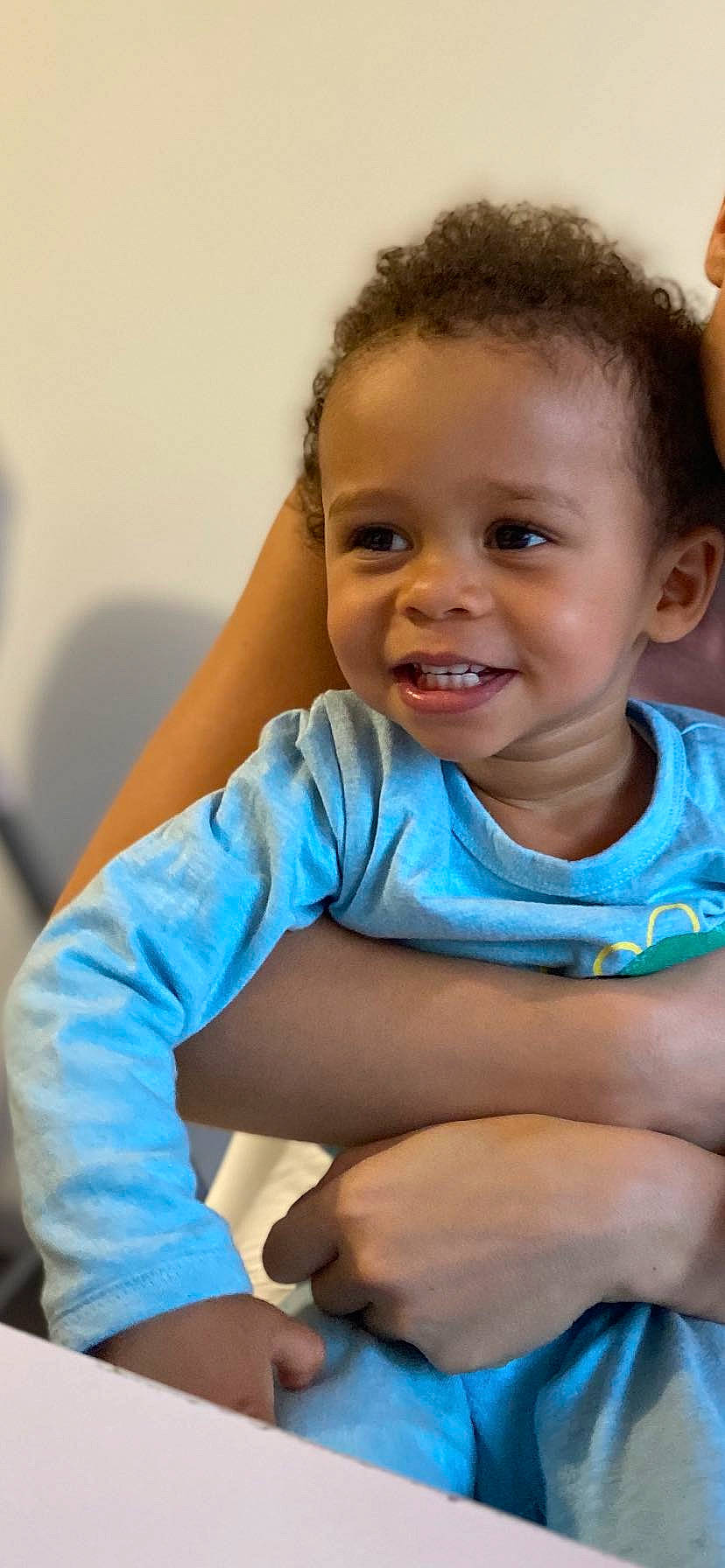 Liam a rejoint le concours — aidez-le/la à gagner de superbes lots ! arm, baby, cheek, child, facial_expression, happy, joy, person, sitting, skin, smile, toddler