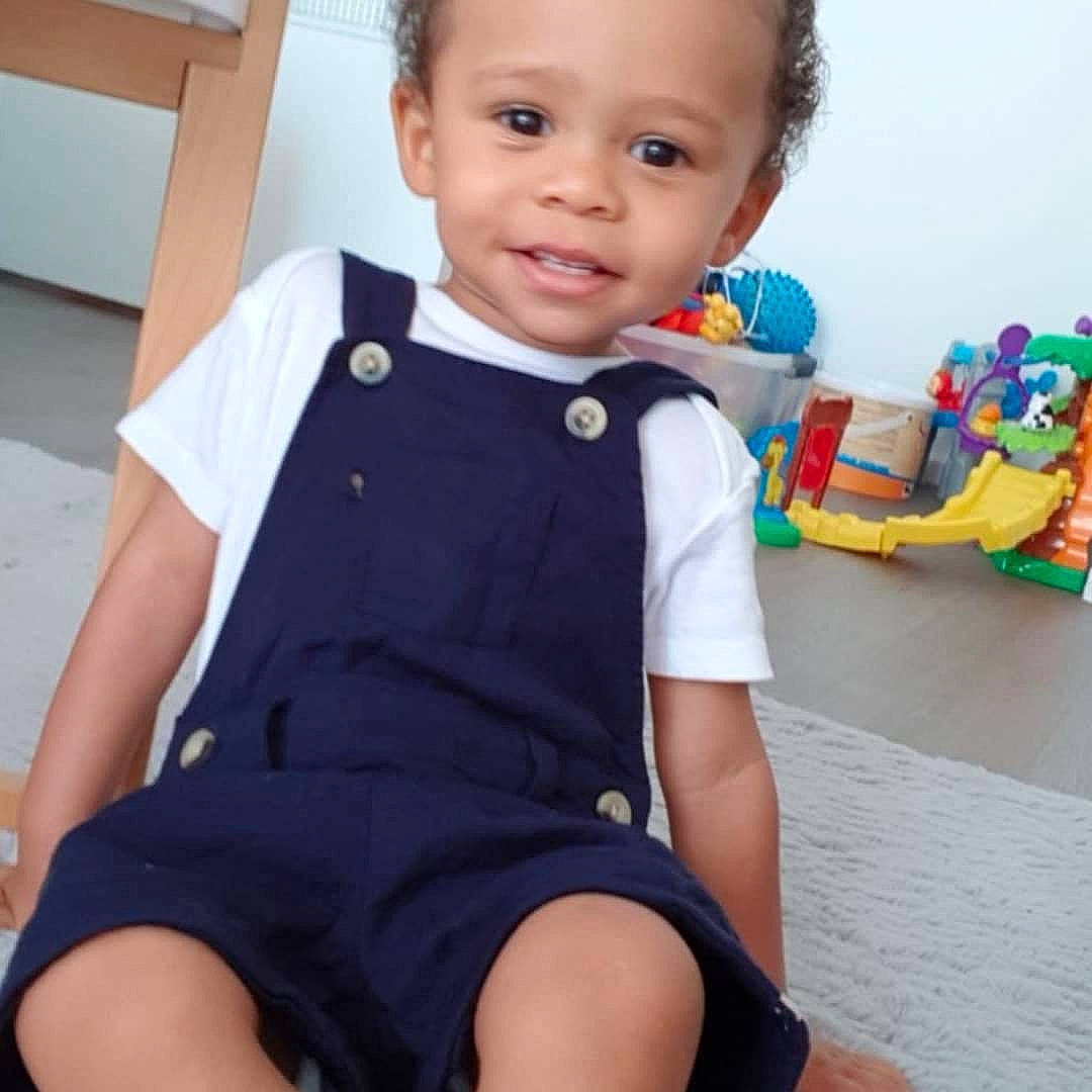 Liam participe au concours pour gagner de l'argent avec cette photo : arm, baby, baby_products, baby_toddler_clothing, blue, cheek, child, clothing, joy, leg, neck, outerwear, person, play, product, shorts, sitting, skin, sleeve, smile
