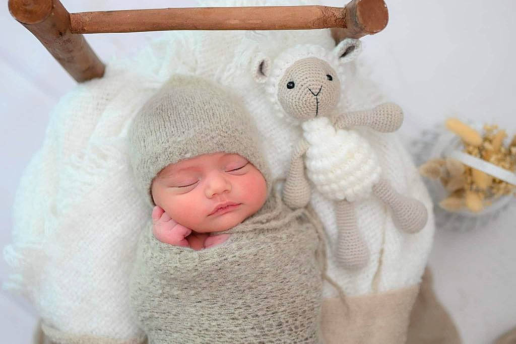 Sohan participe au concours pour gagner de l'argent avec cette photo : arm, baby, baby_products, baby_safety, baby_sleeping, baby_toddler_clothing, bed, cap, comfort, fur, hand, headgear, headwear, infant_bed, knit_cap, linens, person, sleeve, textile, toddler