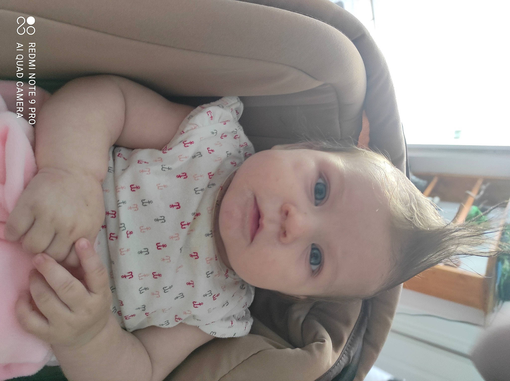 Helena a rejoint le concours — aidez-le/la à gagner de superbes lots ! auto_part, baby, baby_products, baby_toddler_clothing, car_seat, cheek, child, comfort, eyelash, facial_expression, lip, mouth, pattern, person, sitting, skin, sleeve, toddler, tree, vehicle_door