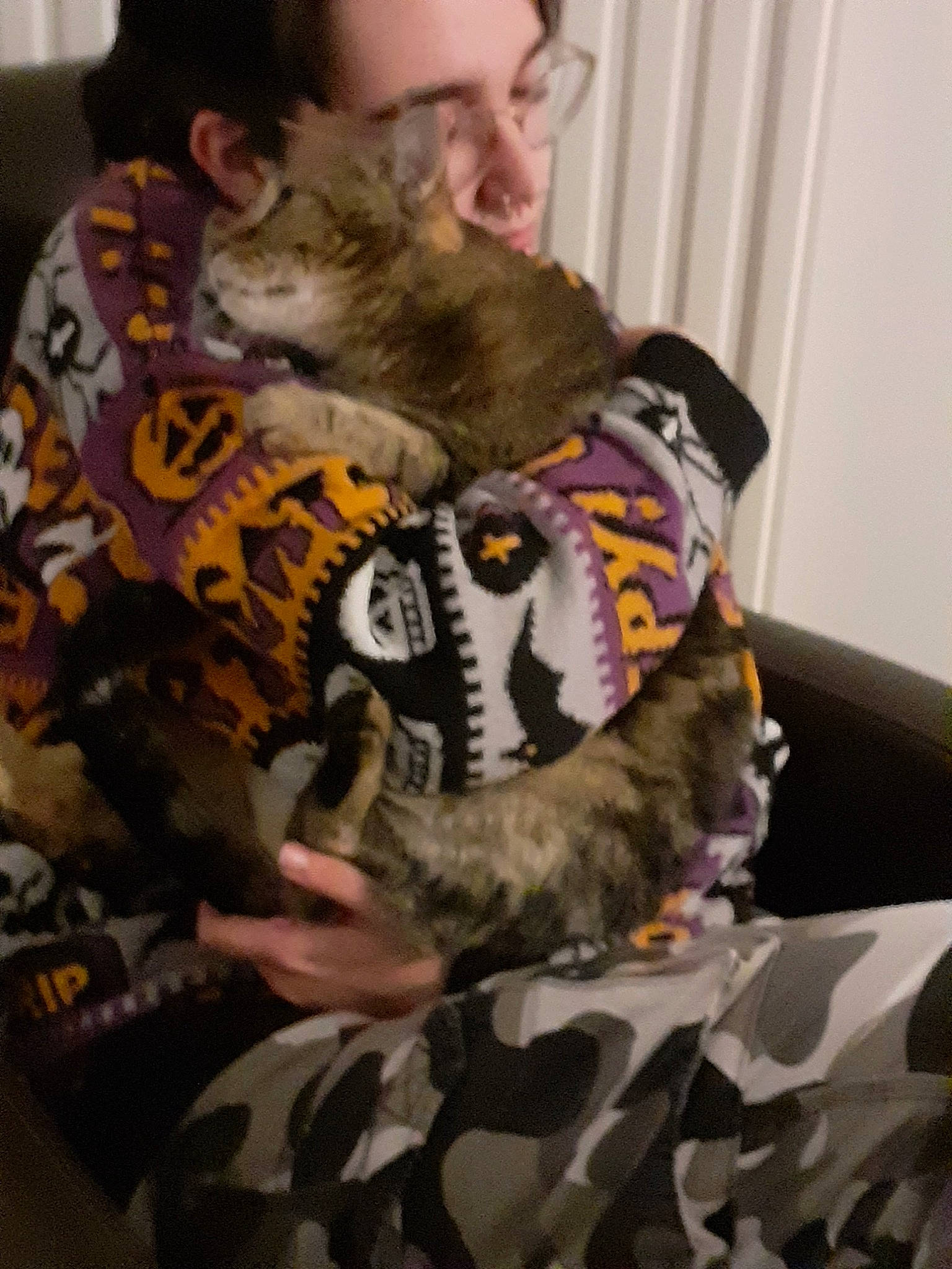 Missy participe au concours pour gagner de l'argent avec cette photo : beard, canidae, carnivore, cat, comfort, domestic_short_haired_cat, fawn, felidae, fur, hug, military_camouflage, pattern, small_to_medium_sized_cats, smile, t_shirt, tail, terrestrial_animal, whiskers, wildlife, wildlife_biologist