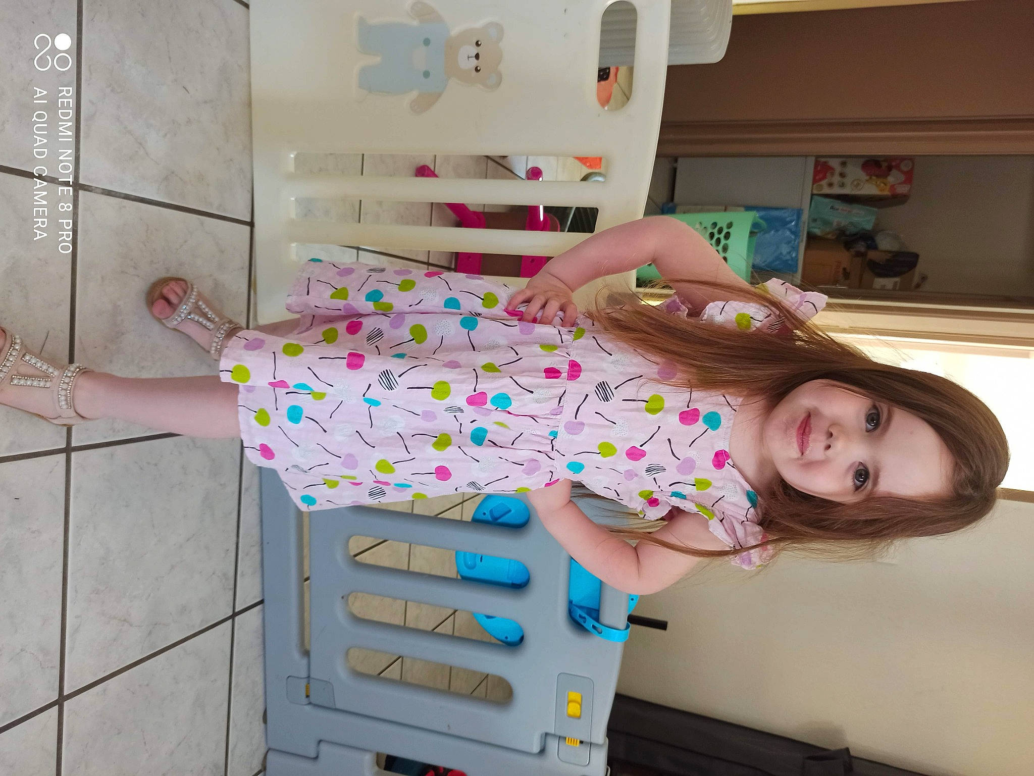 Amélia a rejoint le concours — aidez-le/la à gagner de superbes lots ! child, finger, flooring, fun, happy, human_leg, joy, nail, paper_product, pattern, person, pink, play, room, smile, t_shirt, thigh, toddler, visual_arts, wood