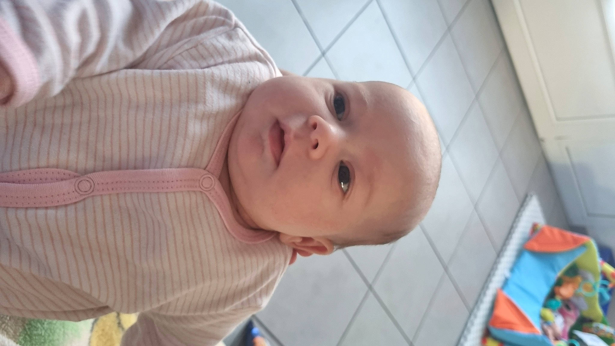 Théïa a rejoint le concours — aidez-le/la à gagner de superbes lots ! baby, baby_products, baby_safety, baby_toddler_clothing, cheek, child, comfort, eyebrow, flooring, happy, iris, lip, nose, person, skin, sleeve, smile, toddler