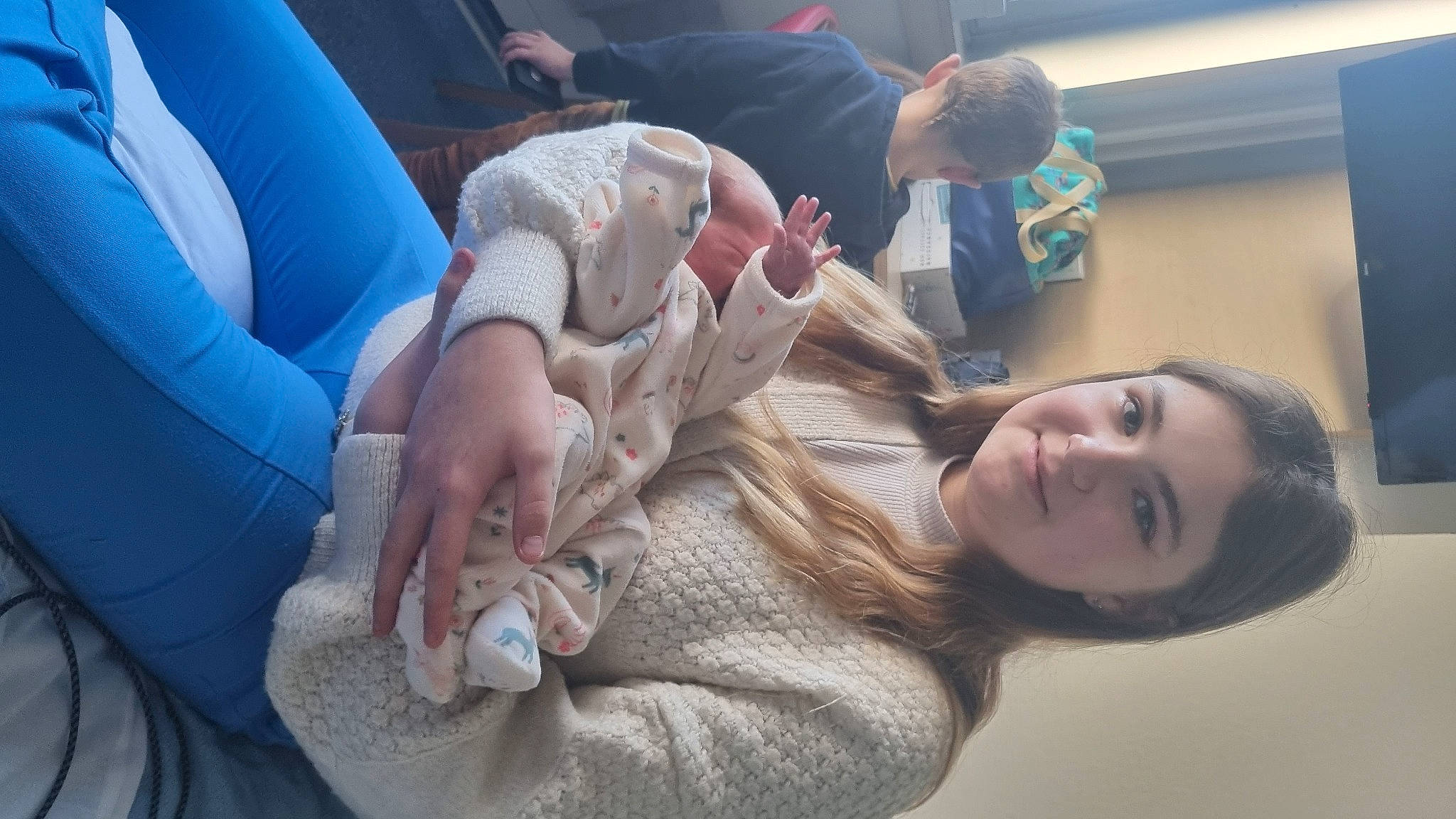 Théïa participe au concours pour gagner de l'argent avec cette photo : child, comfort, elbow, event, finger, fun, gesture, happy, human, human_leg, joint, joy, knee, lap, mouth, person, sitting, skin, smile, thigh