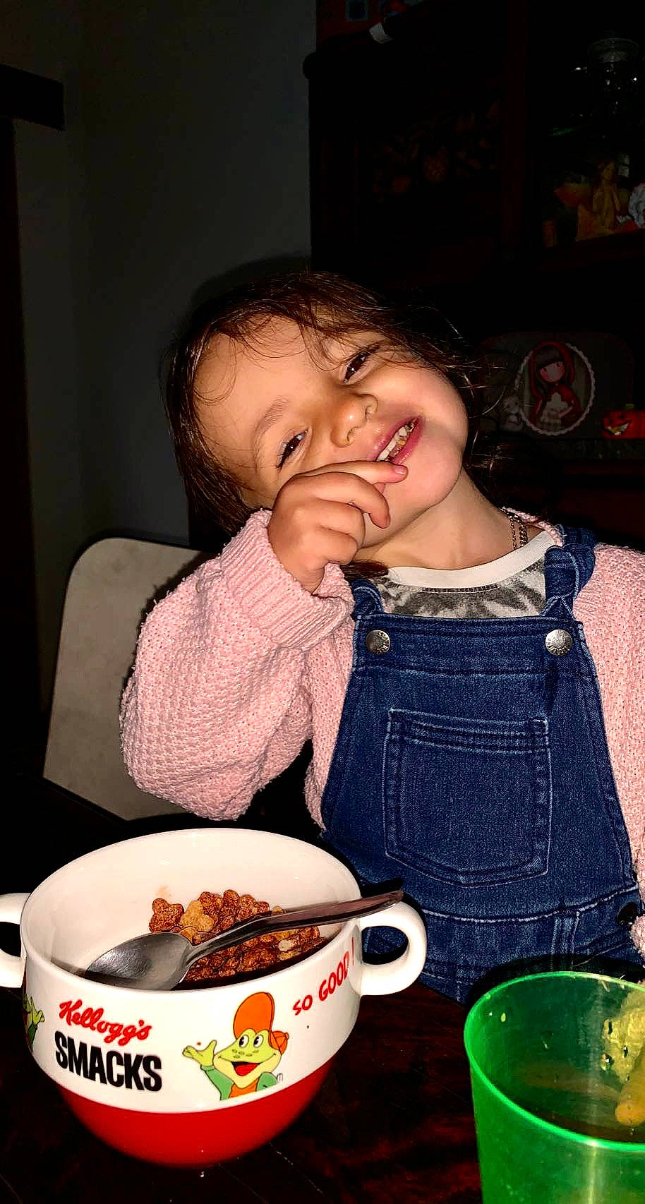 Lise a rejoint le concours — aidez-le/la à gagner de superbes lots ! baby, baby_toddler_clothing, chair, comfort_food, cuisine, cup, dish, dishware, dress, drinkware, food, food_craving, ingredient, joy, person, plate, recipe, serveware, smile, sweetness