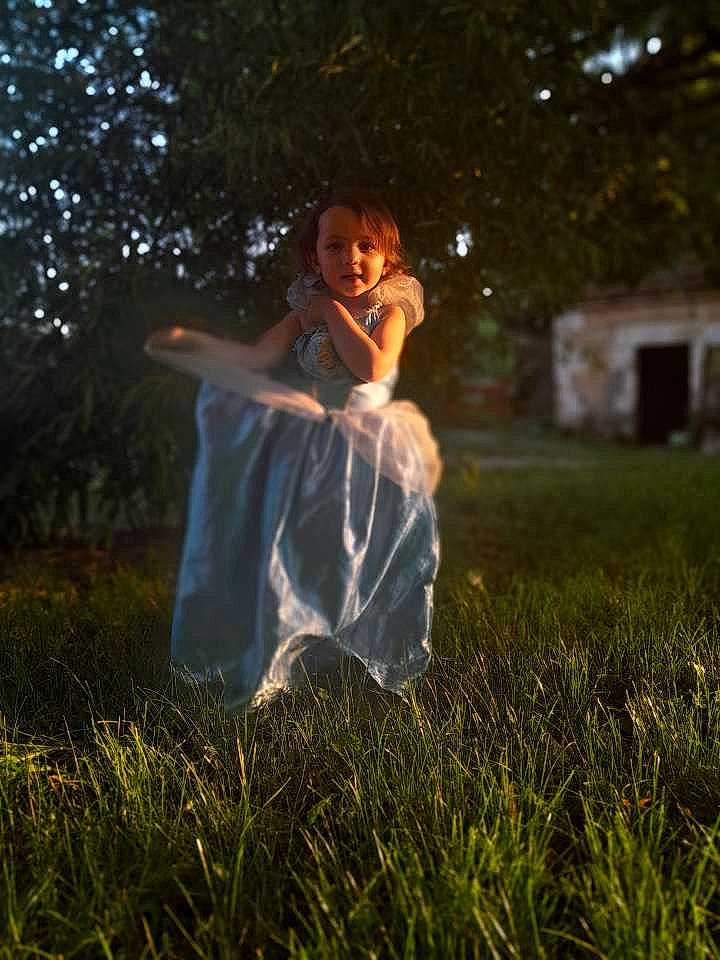 Lise a rejoint le concours — aidez-le/la à gagner de superbes lots ! backlighting, bridal_clothing, darkness, dress, event, flash_photography, formal_wear, fun, gesture, grass, grass_family, grassland, happy, landscape, lawn, meadow, people_in_nature, person, plant, sunlight