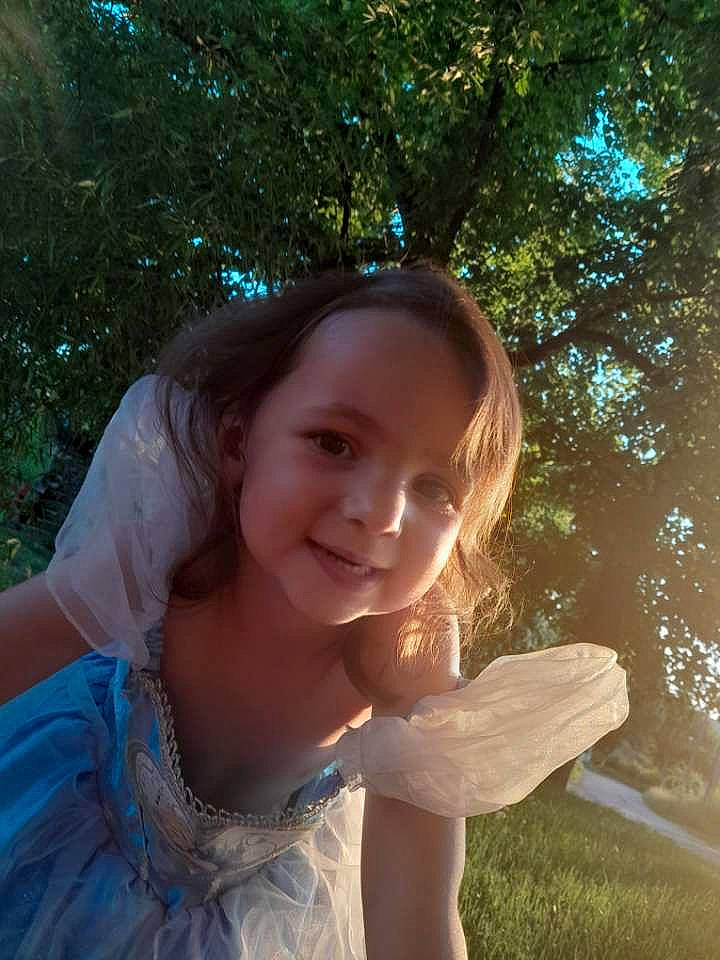 Lise participe au concours pour gagner de l'argent avec cette photo : beauty, botany, cool, facial_expression, flash_photography, fun, gesture, grass, hairstyle, happy, joy, leaf, leisure, lip, people_in_nature, person, plant, smile, standing, summer