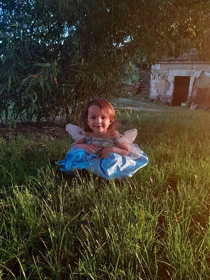 Lise a rejoint le concours — aidez-le/la à gagner de superbes lots ! baby_toddler_clothing, child, fun, grass, grassland, happy, joy, landscape, lawn, leaf, leisure, mammal, meadow, people_in_nature, person, plant, prairie, smile, sunlight, tints_and_shades